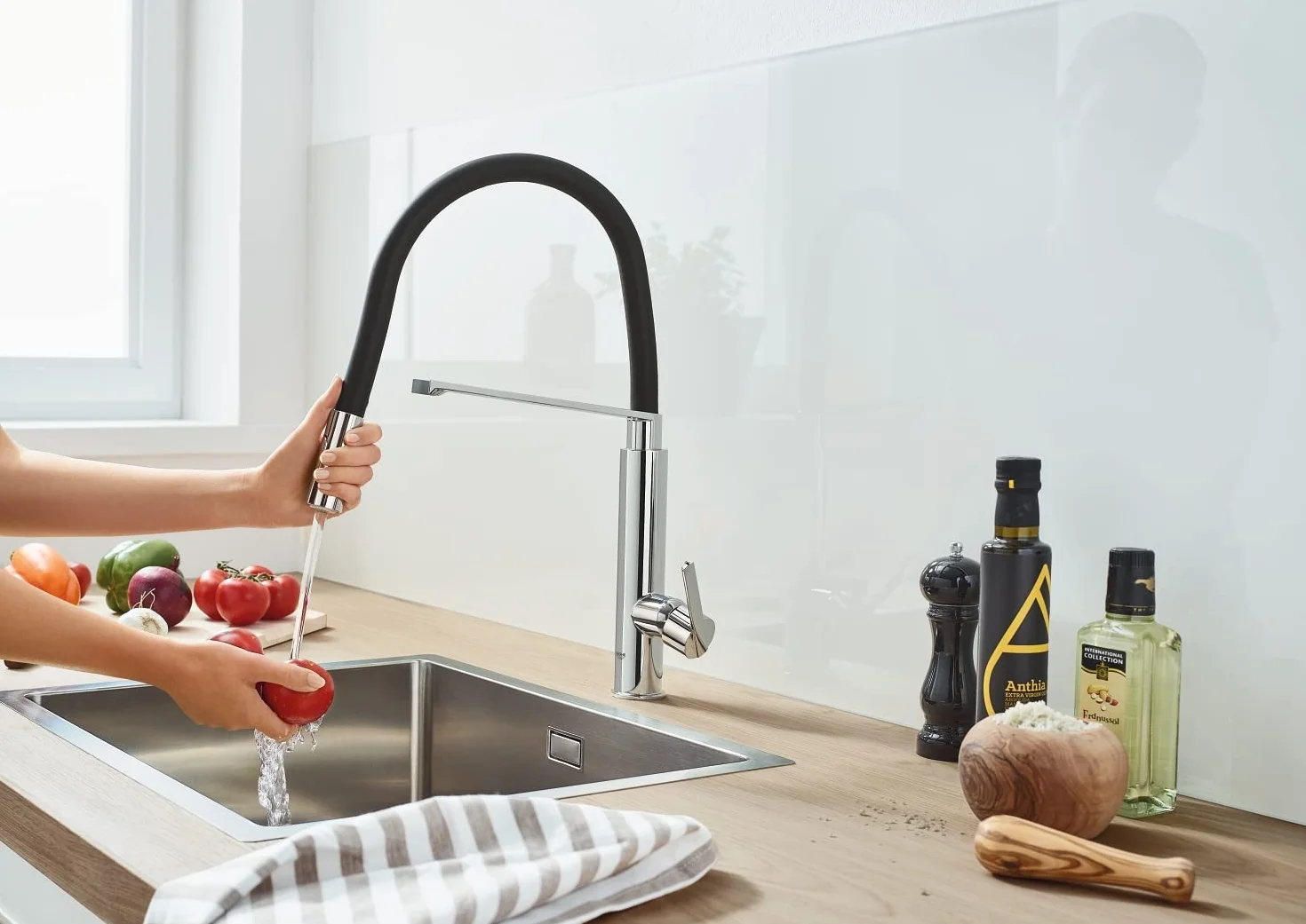 GROHE Feel - profesjonalny kran mieszający do zlewu kuchennego (obrotowa wylewka 360°, wysoka wylewka, 2 opcje natrysku, wkład ceramiczny 28 mm, zintegrowany magnes dokujący, ogony 3/8 cala), rozmiar 510 mm, chromowany, 31489000