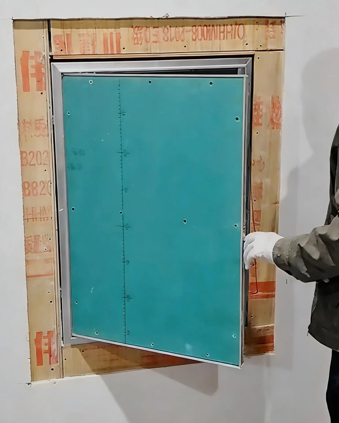 Zdejmowana wykładzina dostępowa Ukryte drzwi wejściowe do płyt gipsowo-kartonowych z aluminiową ramą. Duży panel osłonowy z płyt gipsowo-kartonowych(18x26in (45x65cm))