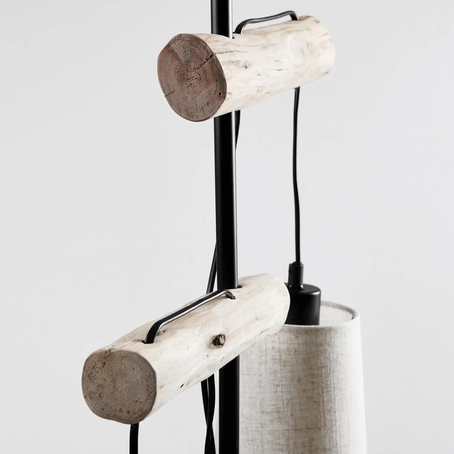 Vintage Lampa podłogowa z wiklinowym abażurem i drewnianą podłogą, idealna do salonu, 169 cm