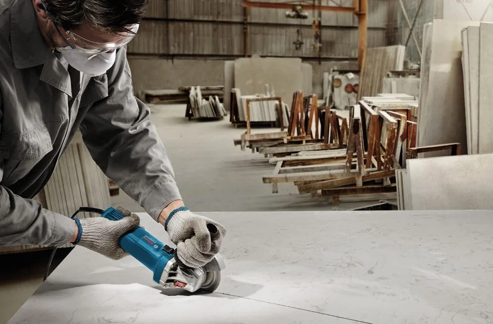 Bosch Professional: szlifierka kątowa GWS 750 S (750 W, średnica tarczy 125 mm, prędkość obrotowa bez obciążenia 2.800 – 11.000 min-1)