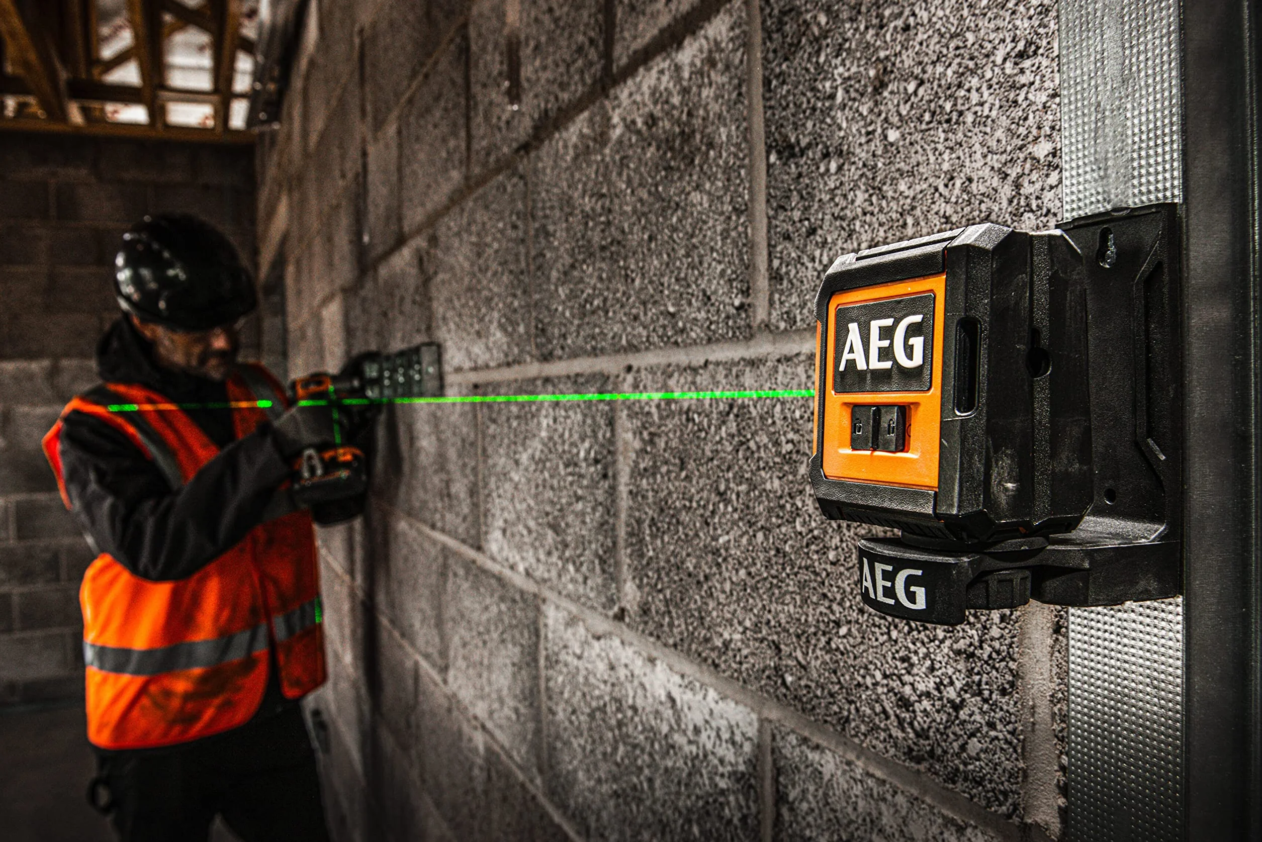 AEG Zielony Laser Krzyżowy, CLG220-B, Zasięg 20 m, Laser Zielony, 2 Linie, Zestaw Zawiera Pokrowiec, 2 Baterie AA, Uchwyt Magnetyczny, Pasek na Rzepy