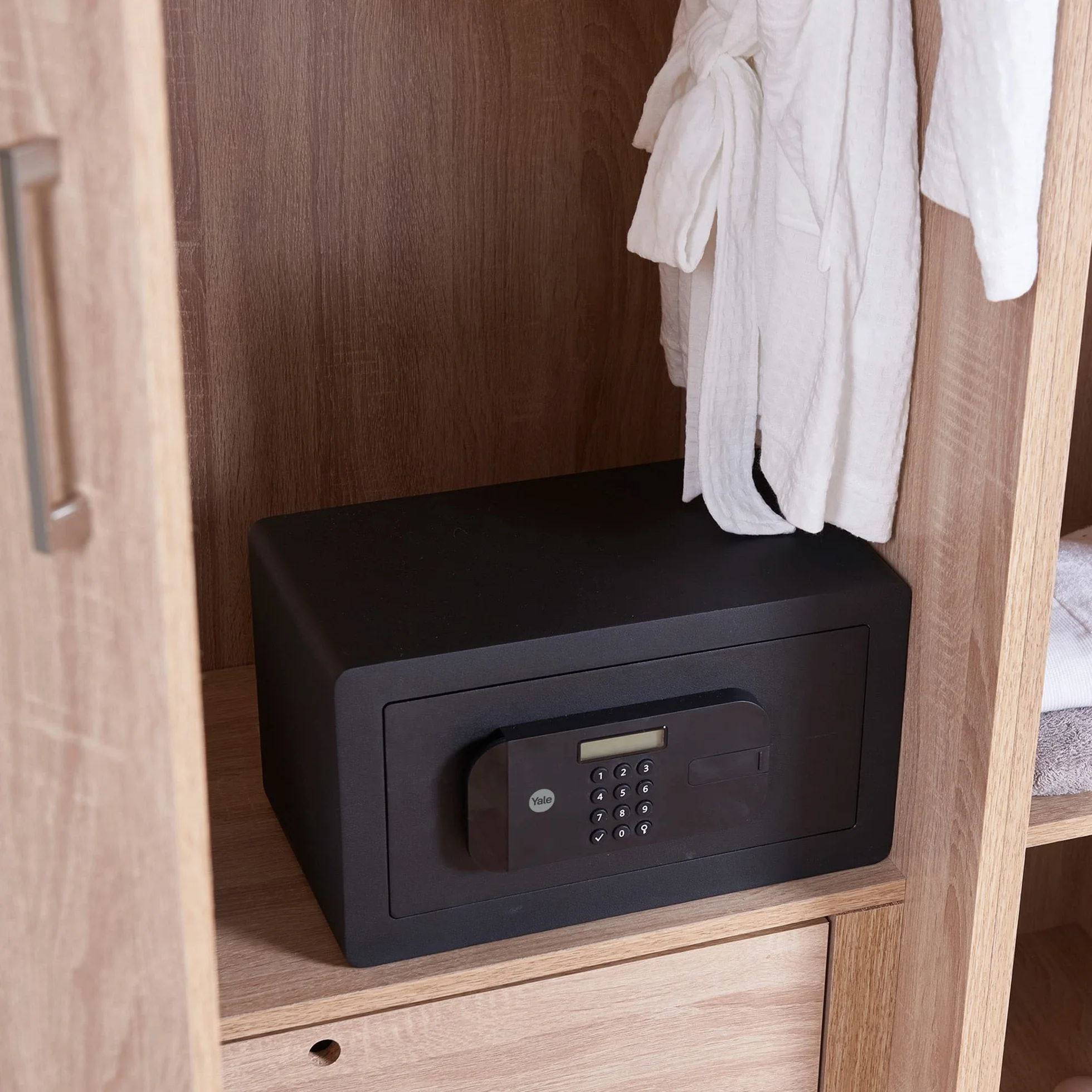 Yale YSEB/200/EB1 Sejf o Wysokim Poziomie Bezpieczeństwa Mały, Sejf Domowy i Biurowy, Wyświetlacz LCD, Wycinane Laserowo Drzwi, 35x20x20 cm (dł. x szer. x wys.), czarny