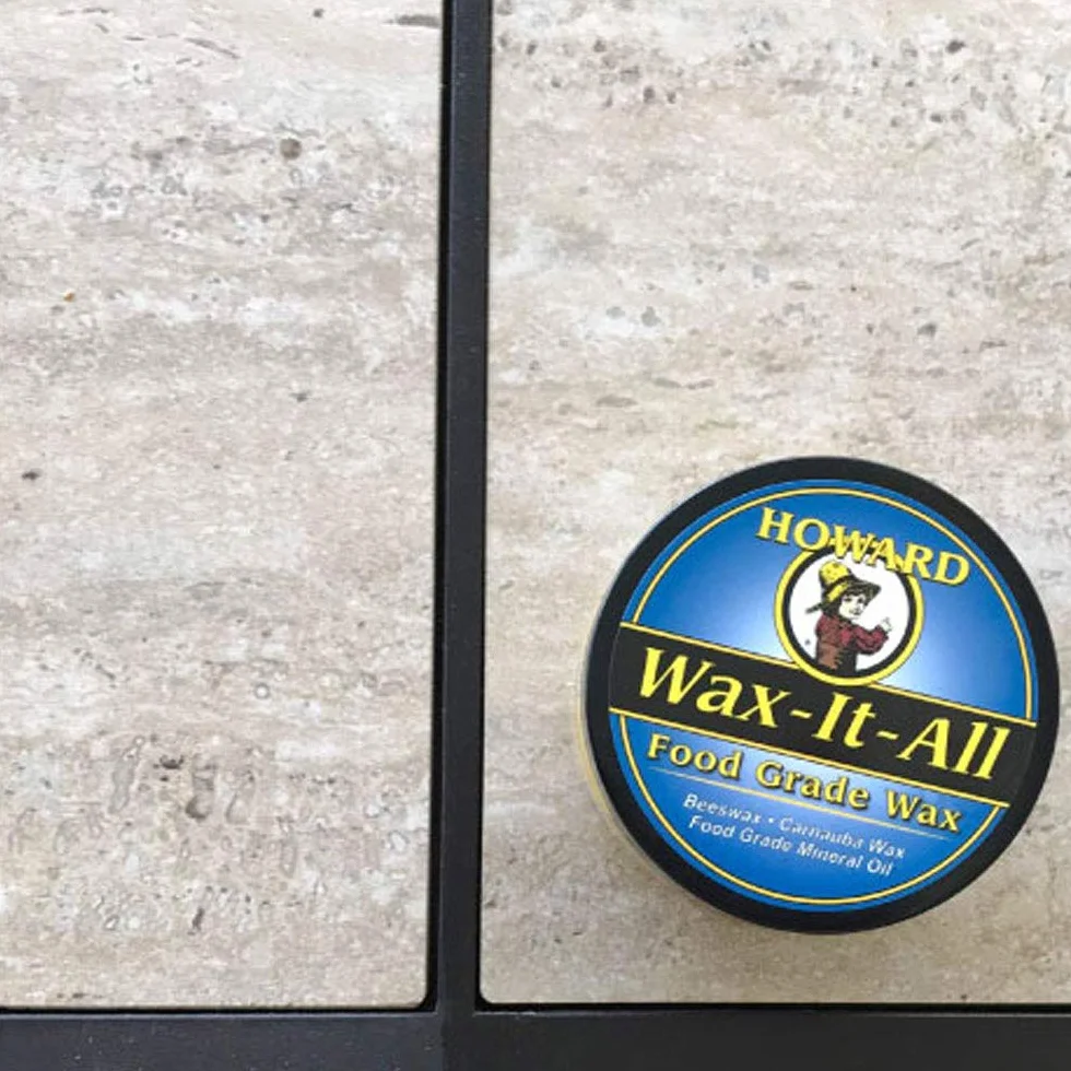 Howard Wax It All to uniwersalny wosk z wosku pszczelego i wosku karnauba oraz olejów mineralnych do drewna, kamienia, metalu, cementu, farb, tworzyw sztucznych, granitu, desek do krojenia, marmuru.