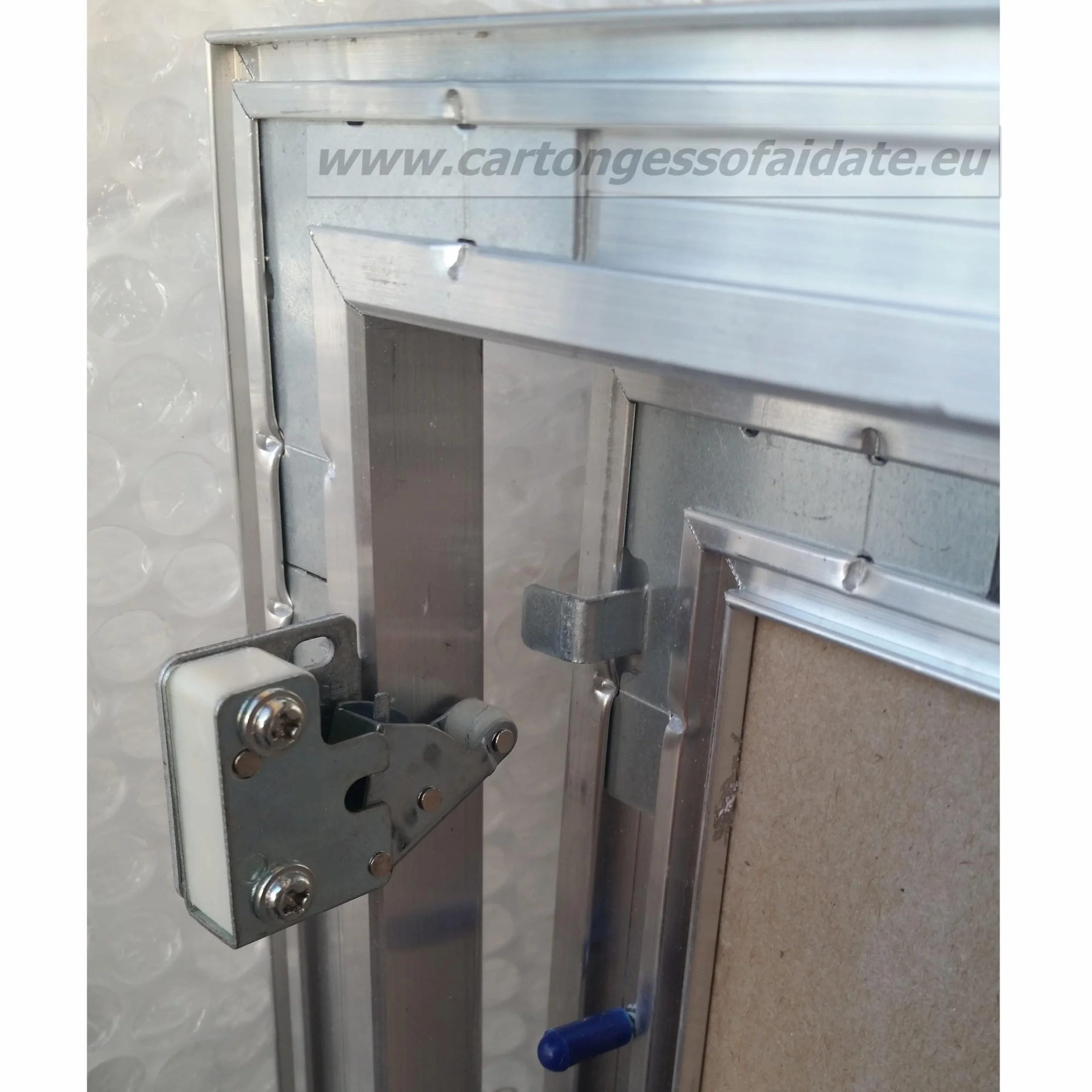 Mechanizm otwierania push pull Latch L001C do włazów inspekcyjnych