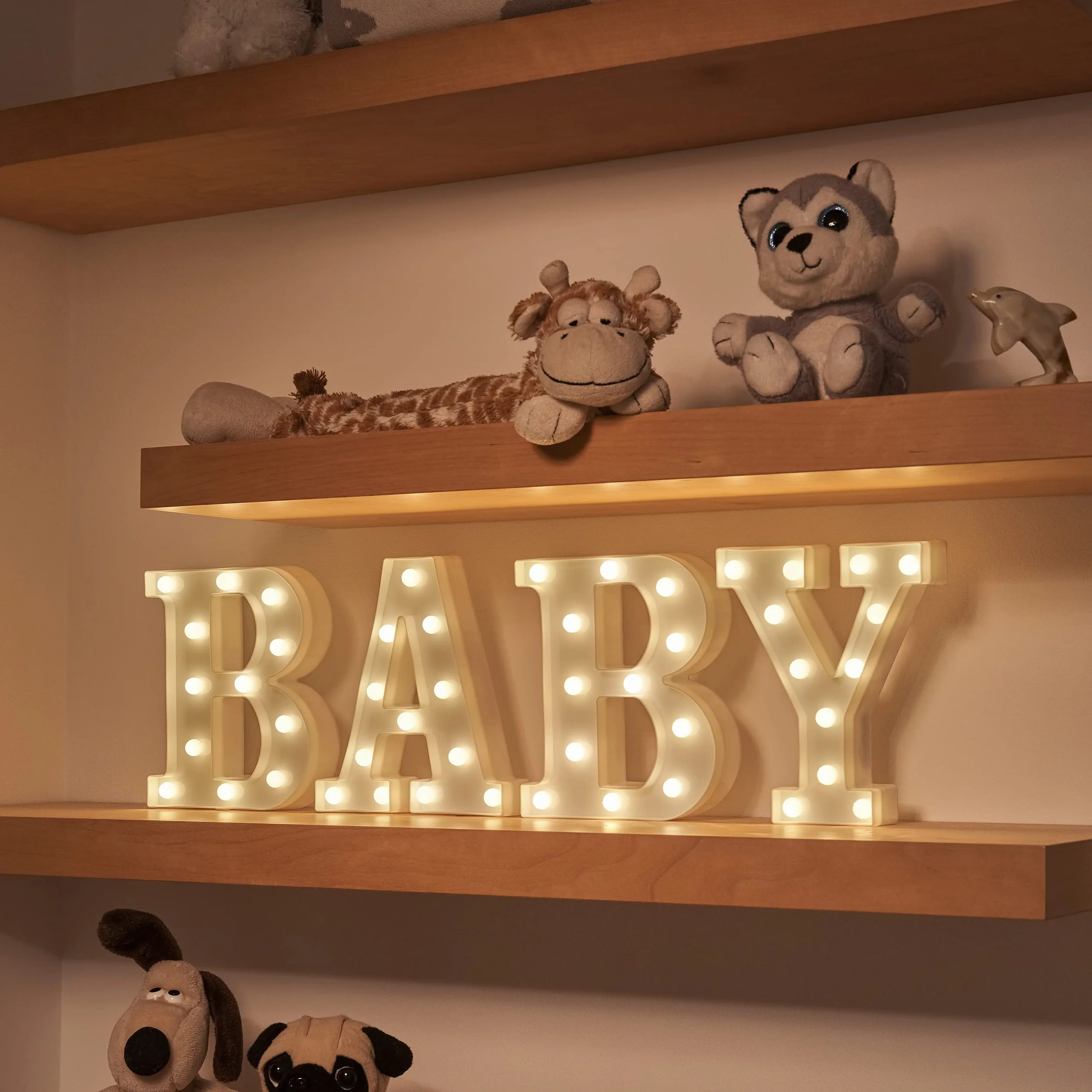Auraglow Podświetlany Znak LED Cyfra 8, Dekoracja Imprezowa na Baterie | Styl marquee ciepła biel, montaż ścienny lub wolnostojący, timer 4h, na urodziny, wesela i domowe okazje