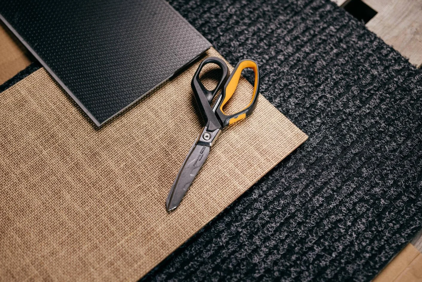 Fiskars Wysokowydajne nożyczki, Do 30% większa moc, Długość 21 cm, Trwała stal nierdzewna/ tworzywo, Czarno-pomarańczowe, PowerArc, 1027204