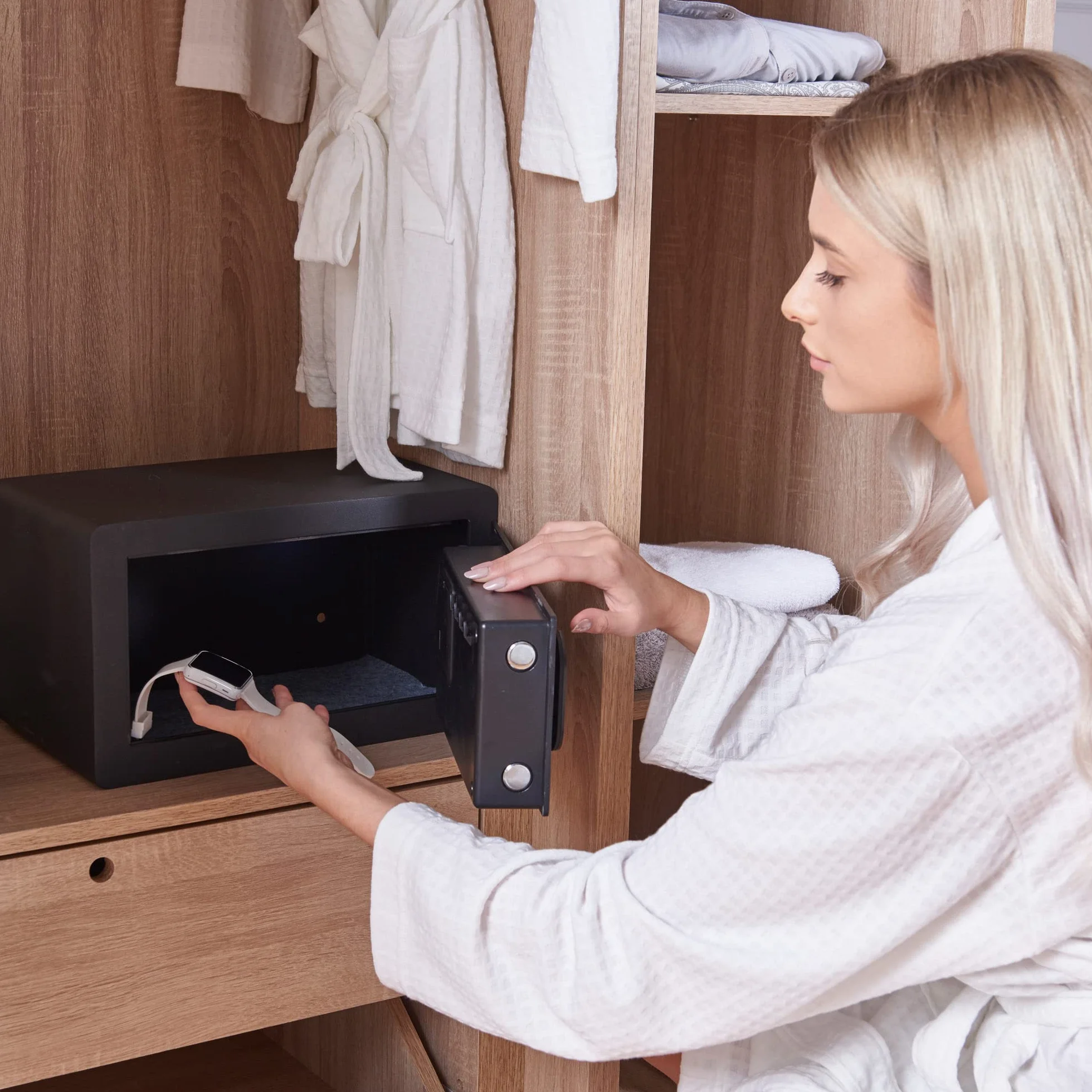 Yale YSEB/200/EB1 Sejf o Wysokim Poziomie Bezpieczeństwa Mały, Sejf Domowy i Biurowy, Wyświetlacz LCD, Wycinane Laserowo Drzwi, 35x20x20 cm (dł. x szer. x wys.), czarny