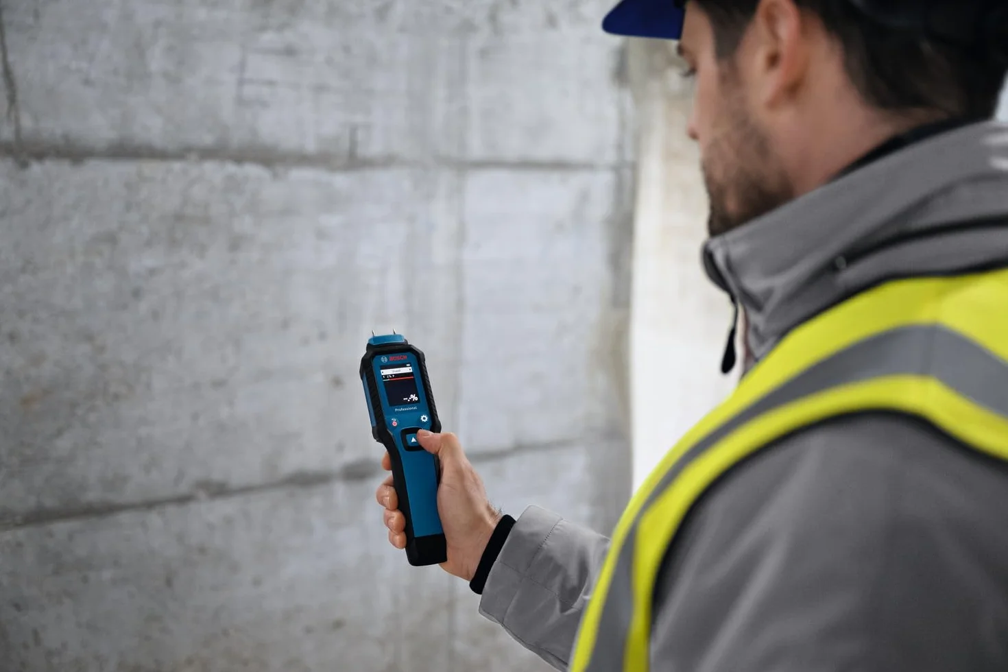 Bosch Professional Wilgotnościomierz GMP 1-13 (z pinami, mierzy 37 rodzajów drewna i 10 rodzajów materiałów budowlanych, IP65, wyświetlacz LCD o wysokim kontraście, 2 baterie AA, pokrowiec)