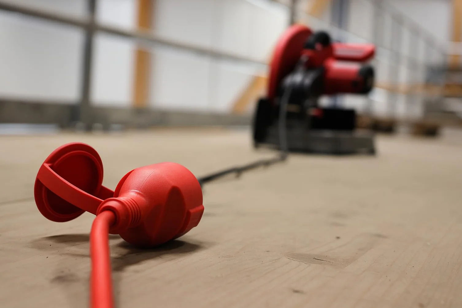 as - Schwabe Gummi-Verlängerungsleitung – 25 m Kabel mit Schutzkontaktwickelstecker, Schutzkontaktkupplung inkl. Schutzkappe ­– 230 V / 16 A Verlängerungskabel – IP44 – Made in Germany – Rot I 60373