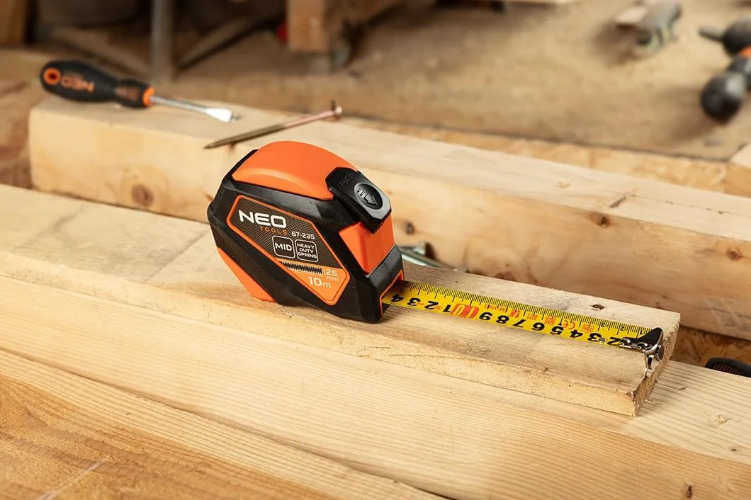 NEO TOOLS Profesjonalna taśma miernicza 3 m – nylonowa taśma stalowa – haczyki magnetyczne – przyciski zatrzymania – automatyczne zatrzymywanie taśmy – szerokość taśmy 16 mm – dokładność MID