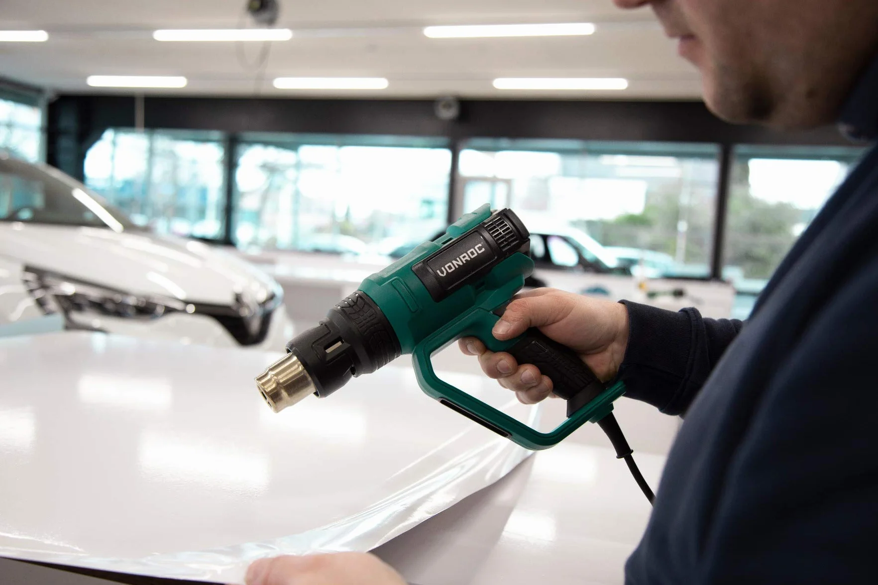 VONROC Profesjonalny pistolet na gorące powietrze | Palnik farby 2000 W – 60 stopni temperatury (50 °C – 650 °C) i 5 poziomów dmuchawy (250 – 500 l/min) – w zestawie akcesoria i torba do