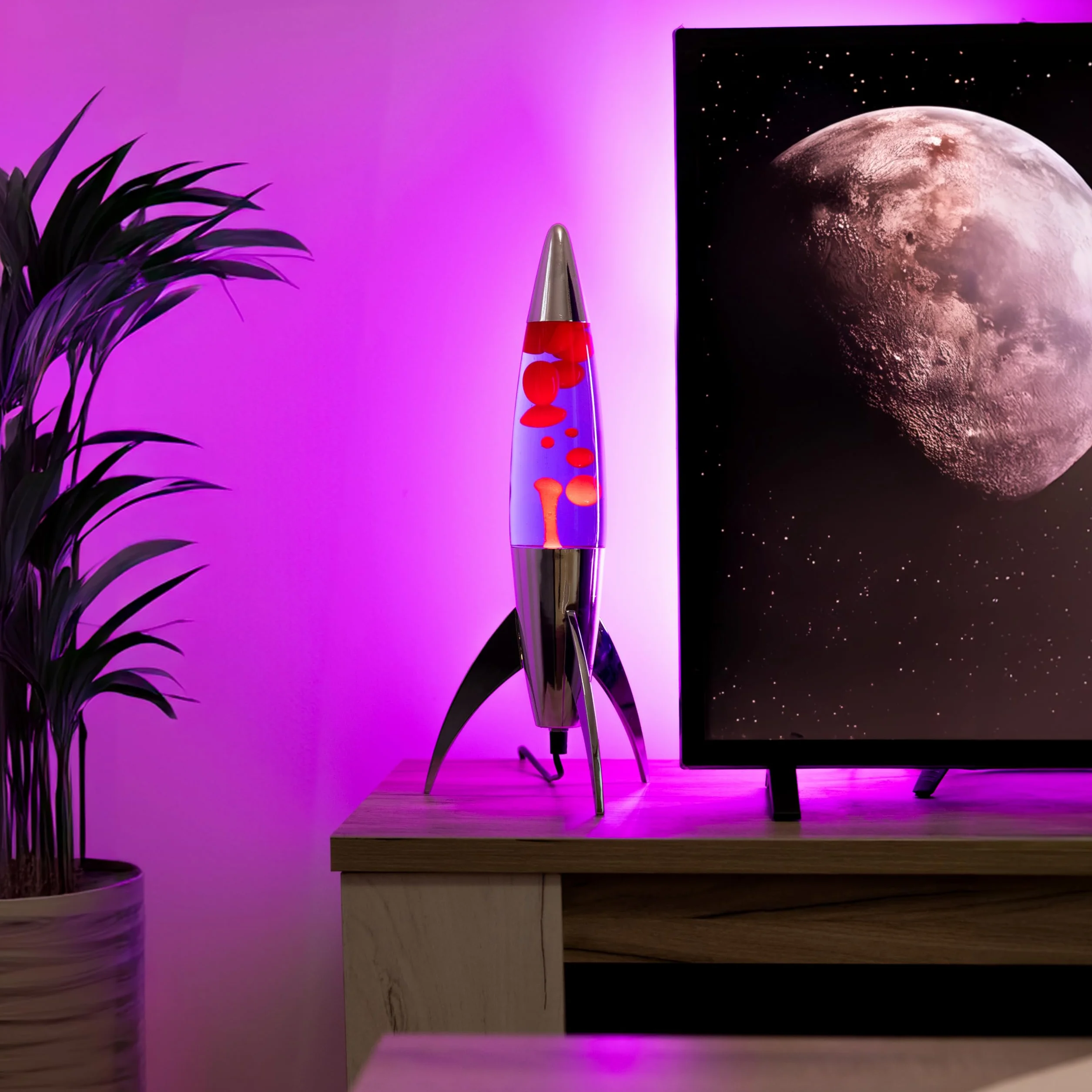 Fisura - Fioletowa lampa lava "rocket". Chromowana podstawa, fioletowy płyn i czerwona lawa. Retro lampa lava z zapasową żarówką. 20 cm x 20 cm x 45 cm.