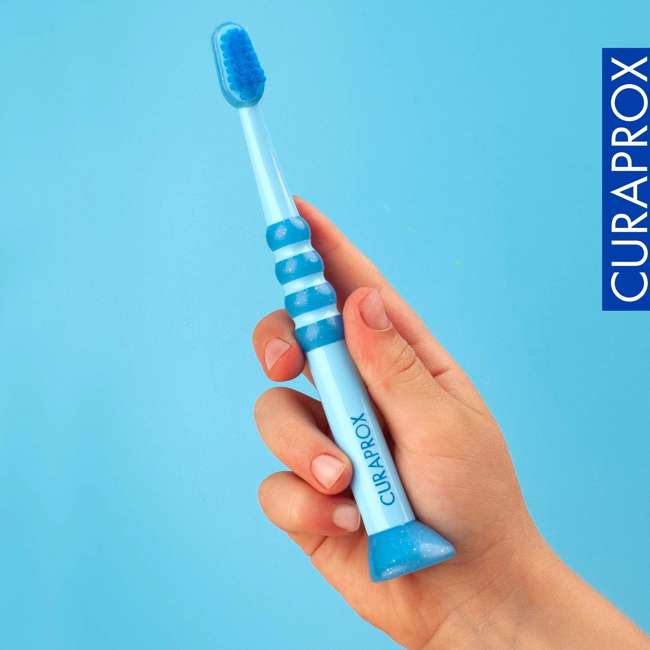 Curaprox Szczoteczka Do Zębów Dla Niemowląt dla niemowląt i małych dzieci/Ultra miękkie włosie do delikatnego czyszczenia/niebiesko-niebieski/pojedyncze opakowanie/Made in Switzerland