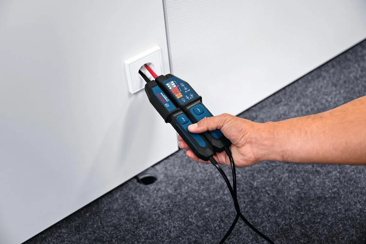 Bosch Professional Tester napięcia GVT 1000-15 (pomiarynapięcia do 1000 V AC/DC, wizualna informacja zwrotna LED, brzęczyk, alarmy wibracyjne, przewody o długości 125 cm, 2x1,5 V LR03 (AA))