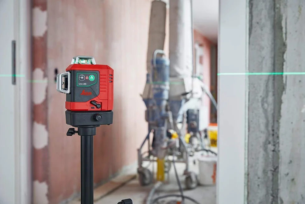 Leica Lino L6G – 3 x 360 stopni laser liniowy z akumulatorem litowo-jonowym, ładowarką, innowacyjnym adapterem magnetycznym i uchwytem ściennym w walizce (zielony laser, obszar roboczy: 35 m)