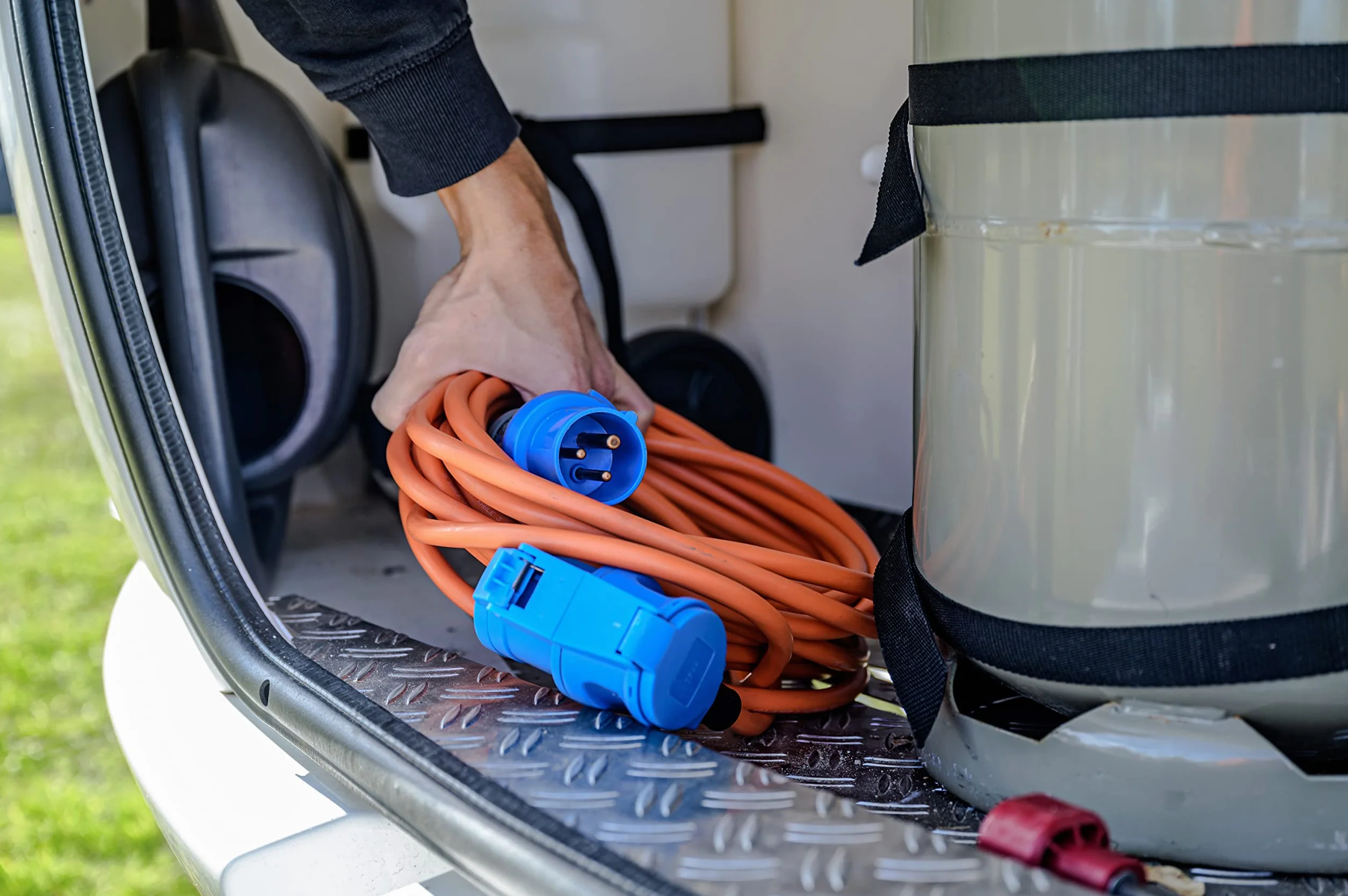Brennenstuhl Przedłużacz kempingowy CEE z wtyczką CEE i złączem kątowym ze stykiem ochronnym (kabel 3 m, pomarańczowy, 230 V/16 A, do użytku na zewnątrz, wyprodukowano w Niemczech)