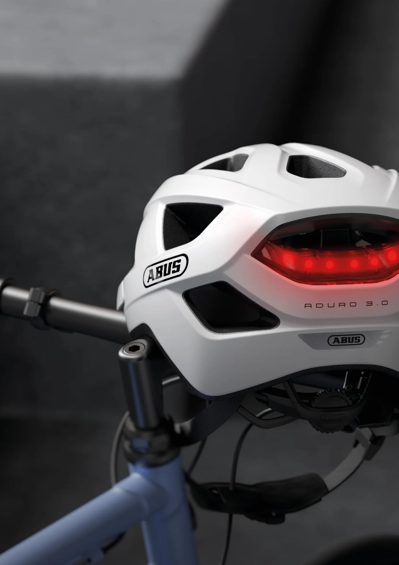 ABUS USB Light Aduro 3.0 – akumulatorowa latarka na kask z 2 trybami świecenia do kasku miejskiego Aduro 3.0