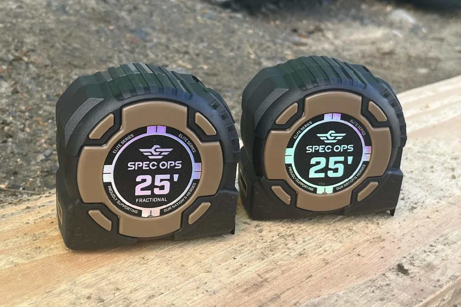 Spec Ops Tools Taśma magnetyczna z serii Elite, 25 m, dwustronne ostrze 3,6 cm, zawiera oznaczenia ułamkowe, 30 m wyróżniających się, obudowa kompozytowa klasy wojskowej, 3% darowizny weteranom