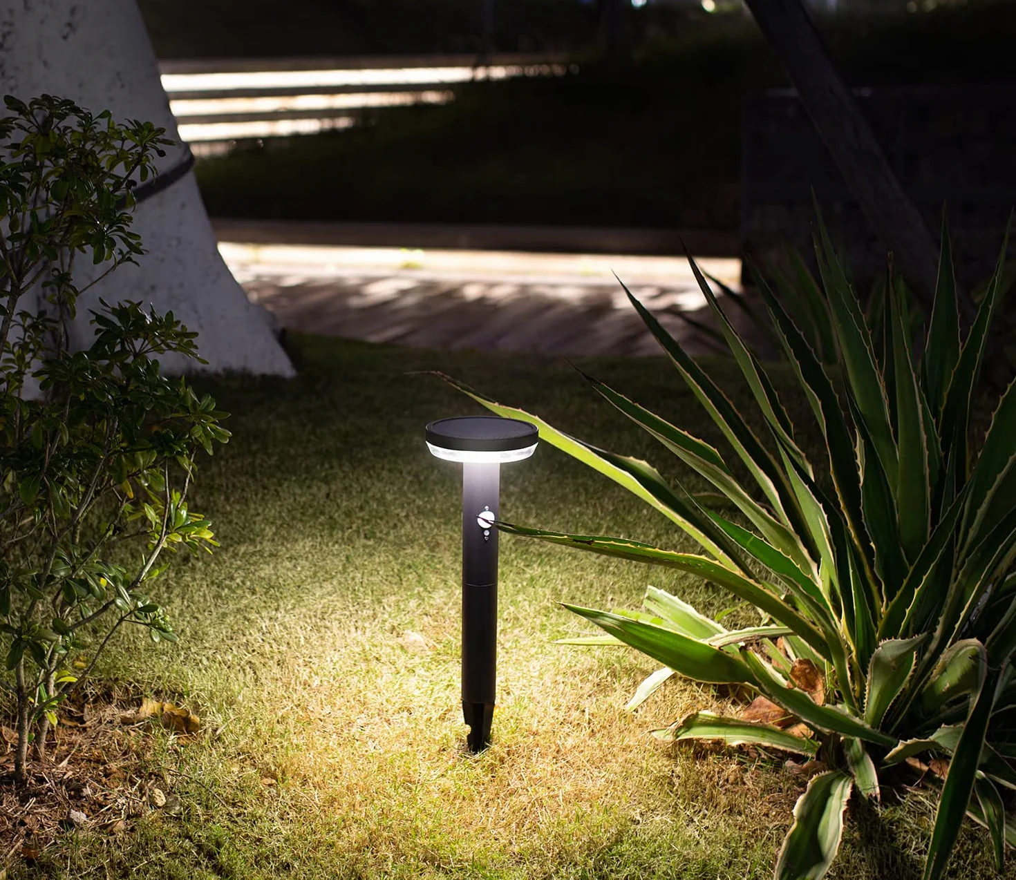 DAWALIGHT Zewnętrzna solarna lampa podłogowa LED z gniazdem 3 trybami 3000K, oświetlenie ścieżki ogrodowej z czujnikiem ruchu, okrągły IP44, wodoszczelne, do ogrodu, na patio, ścieżki