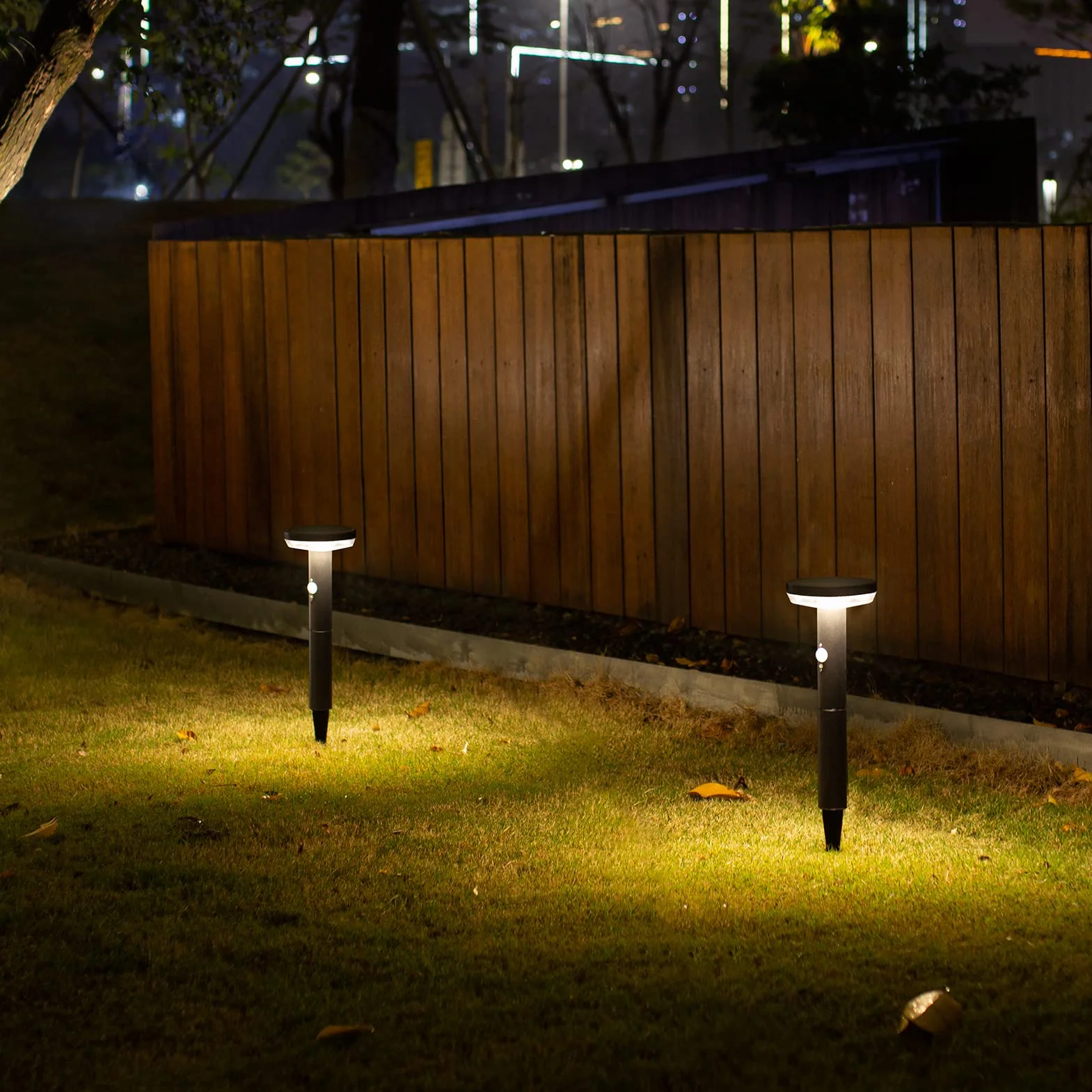 DAWALIGHT Zewnętrzna solarna lampa podłogowa LED z gniazdem 3 trybami 3000K, oświetlenie ścieżki ogrodowej z czujnikiem ruchu, okrągły IP44, wodoszczelne, do ogrodu, na patio, ścieżki