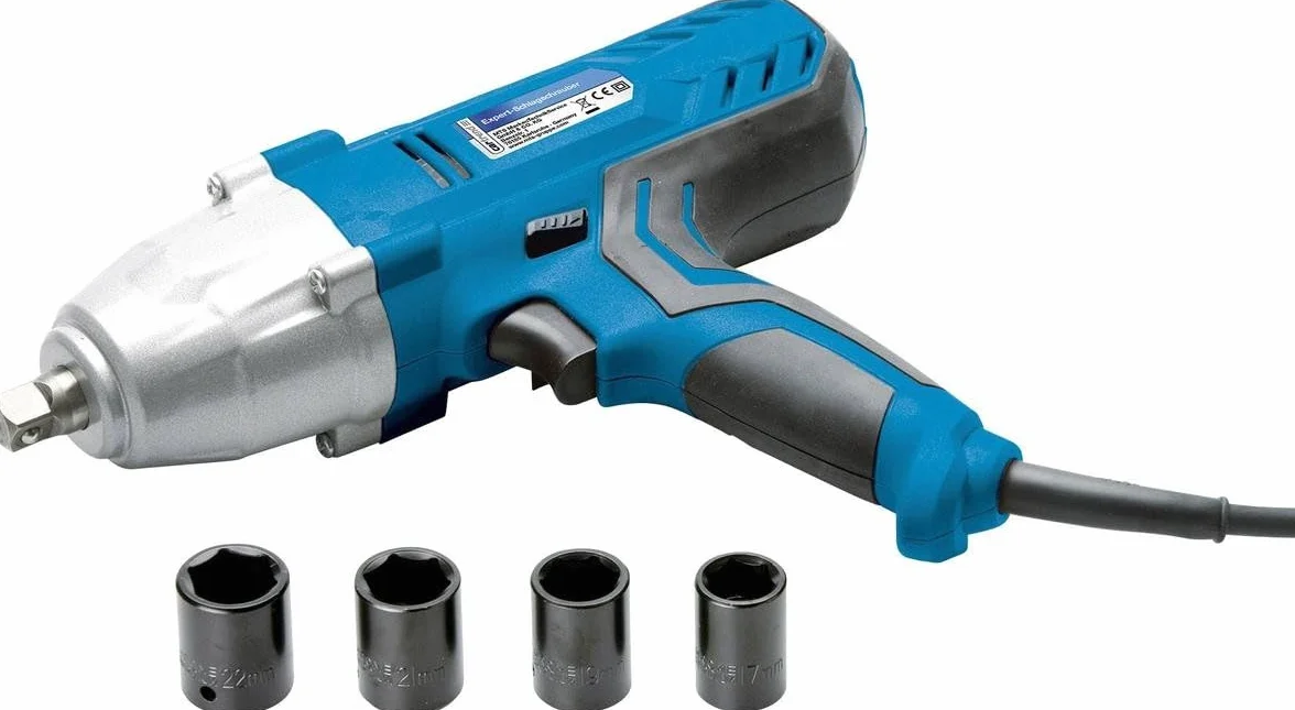 cartrend Wkrętarka udarowa, moc 520 W, maks. moment obrotowy 300 Nm, z biegiem lewo- i prawostronnym, z 4 nasadkami nasadowymi 17, 19, 21 i 22 mm, w zestawie walizka do przechowywania, długość kabla 3