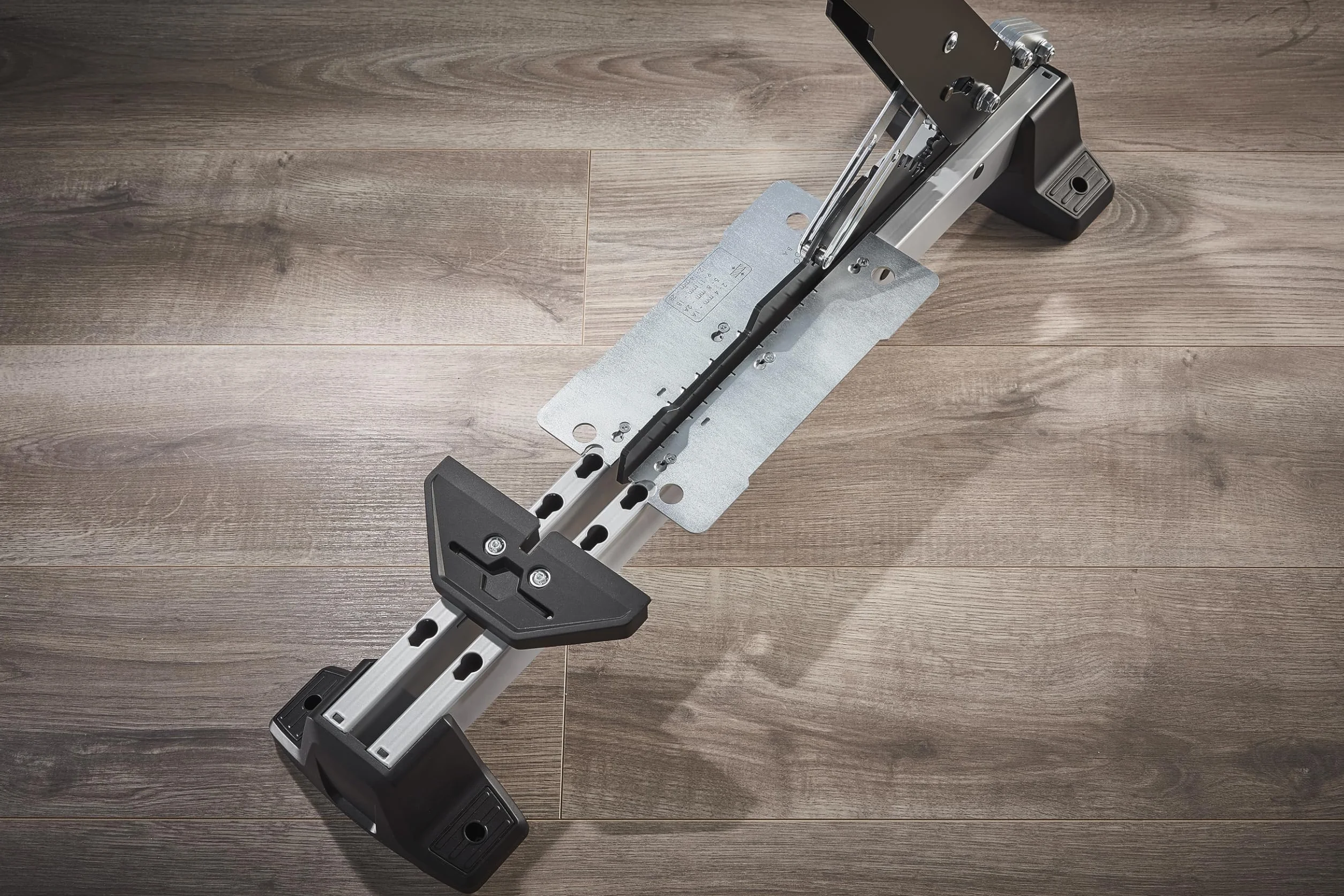 wolfcraft I Przecinarka do winylu i laminatu VLC 1000 I 6940000 I do podłóg winylowych, laminowanych i designerskich I do grubości materiału do 14 mm i szerokości 370 mm I również do desek podłogowych ze zintegrowaną izolacją akustyczną