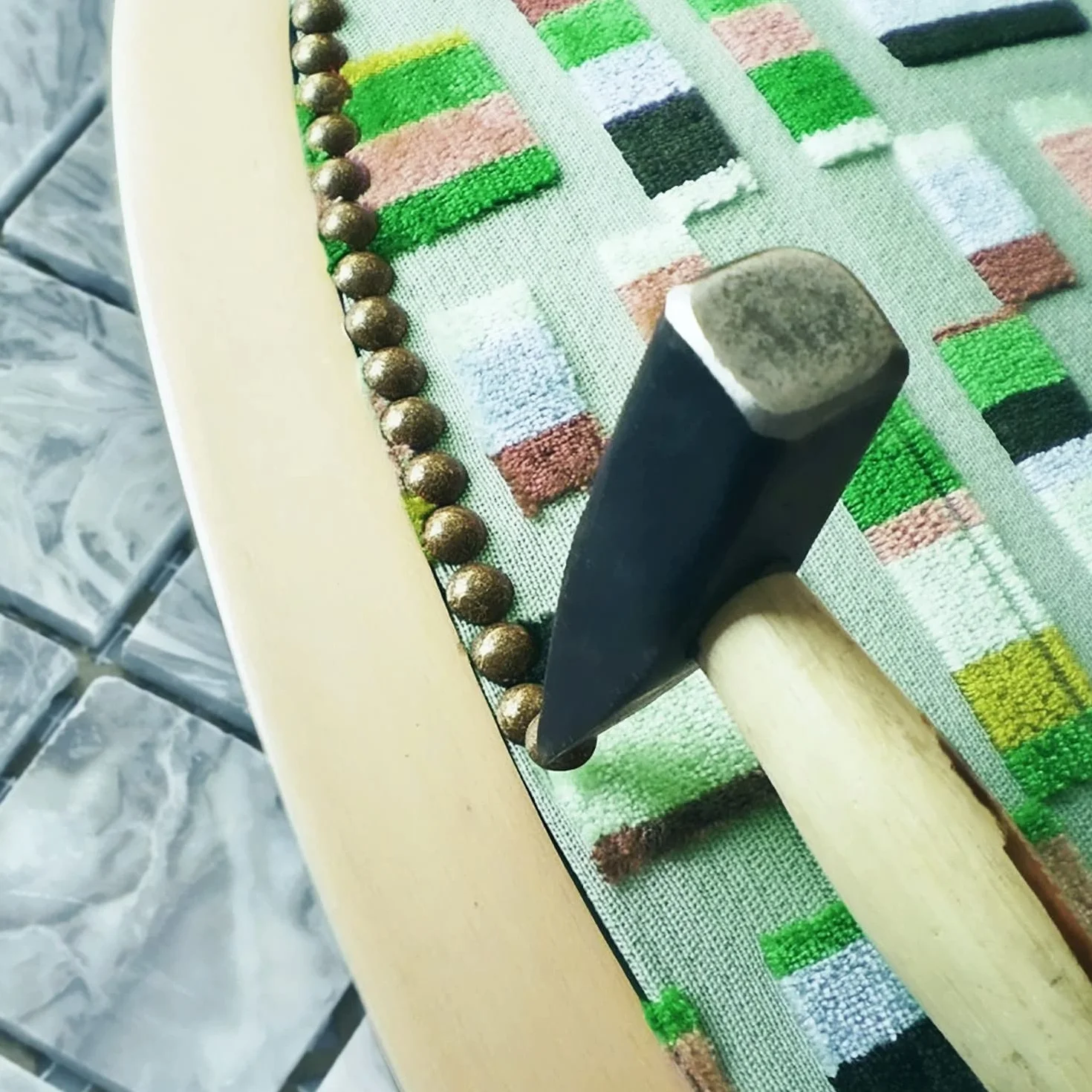 Ogólny okrągły gwóźdź z dużą głową, gładki/stokrotki/kwadratowy/śliwkowy gwóźdź do dekoracji sofy opakowanie 100 (16 × 15 mm-zielony brąz)