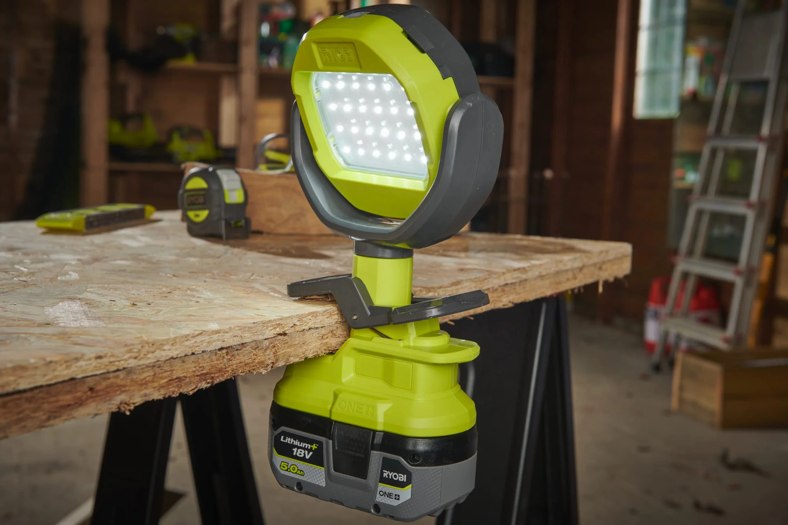 Ryobi Lampa 18V, RLCL18-0, Emituje Światło do 1000 Lumenów, 2 Tryby Pracy, Obrotowa Głowica 360 °, Różne Opcje Montażu, Zacisk do Mocowania, Zestaw Nie Zawiera Akumulatora i Ładowarki