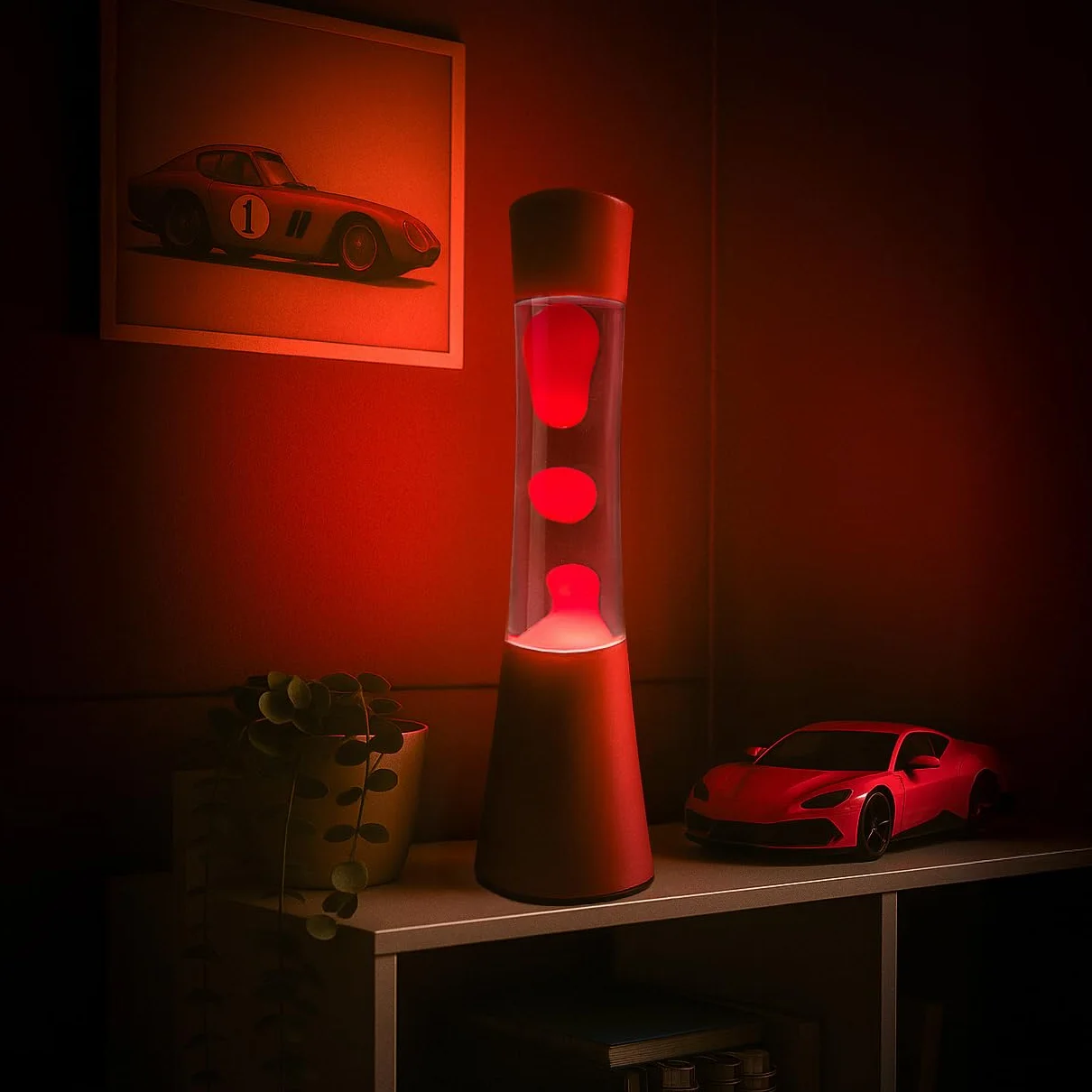 Fisura – Lampa z lawą czerwona. Podstawa i lawa w kolorze czerwonym z przezroczystym płynem. Lampa relaksacyjna z zapasową żarówką. 11 cm x 11 cm x 39,5 cm.