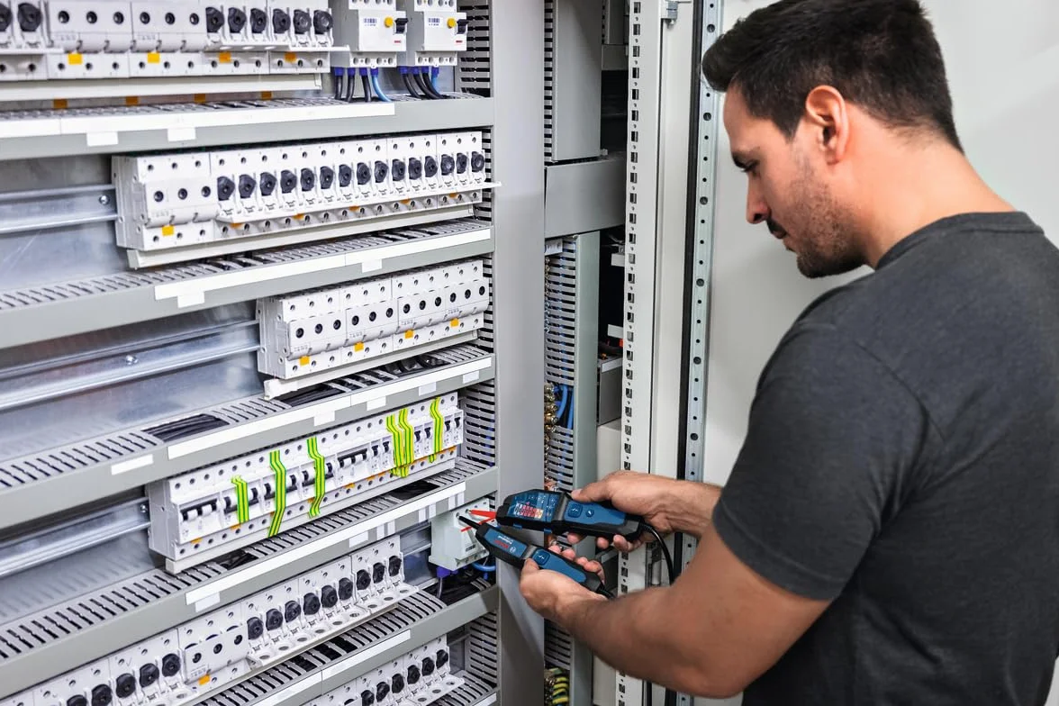Bosch Professional Tester napięcia GVT 1000-15 (pomiarynapięcia do 1000 V AC/DC, wizualna informacja zwrotna LED, brzęczyk, alarmy wibracyjne, przewody o długości 125 cm, 2x1,5 V LR03 (AA))