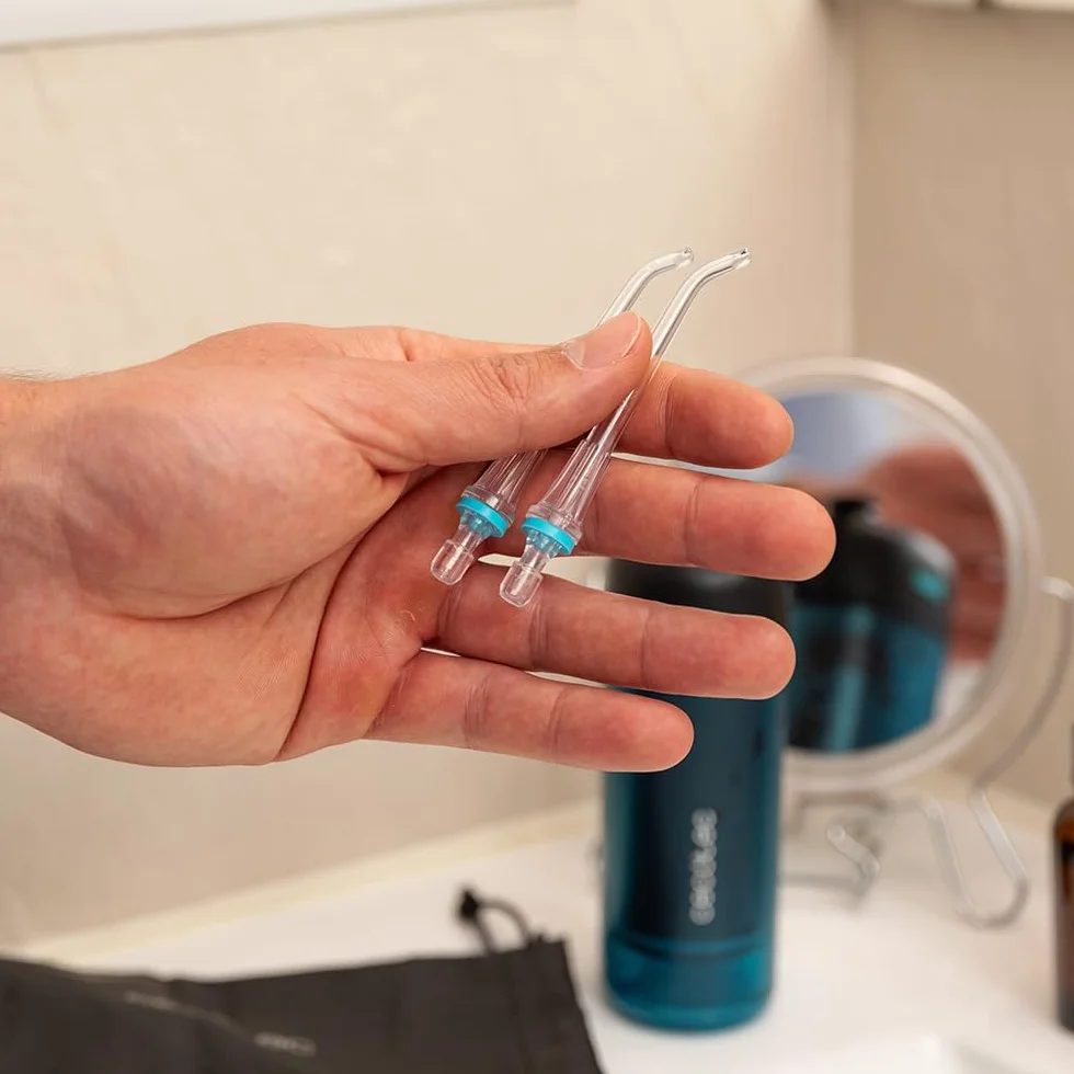 Cecotec Irygator dentystyczny Port Toothcare Jet Splash. Kompaktowy i lekki irygator podróżny z 3 trybami i do 8 intensywności, pojemność 150 ml i 2 wymienne dysze, IPX7, wodoodporny