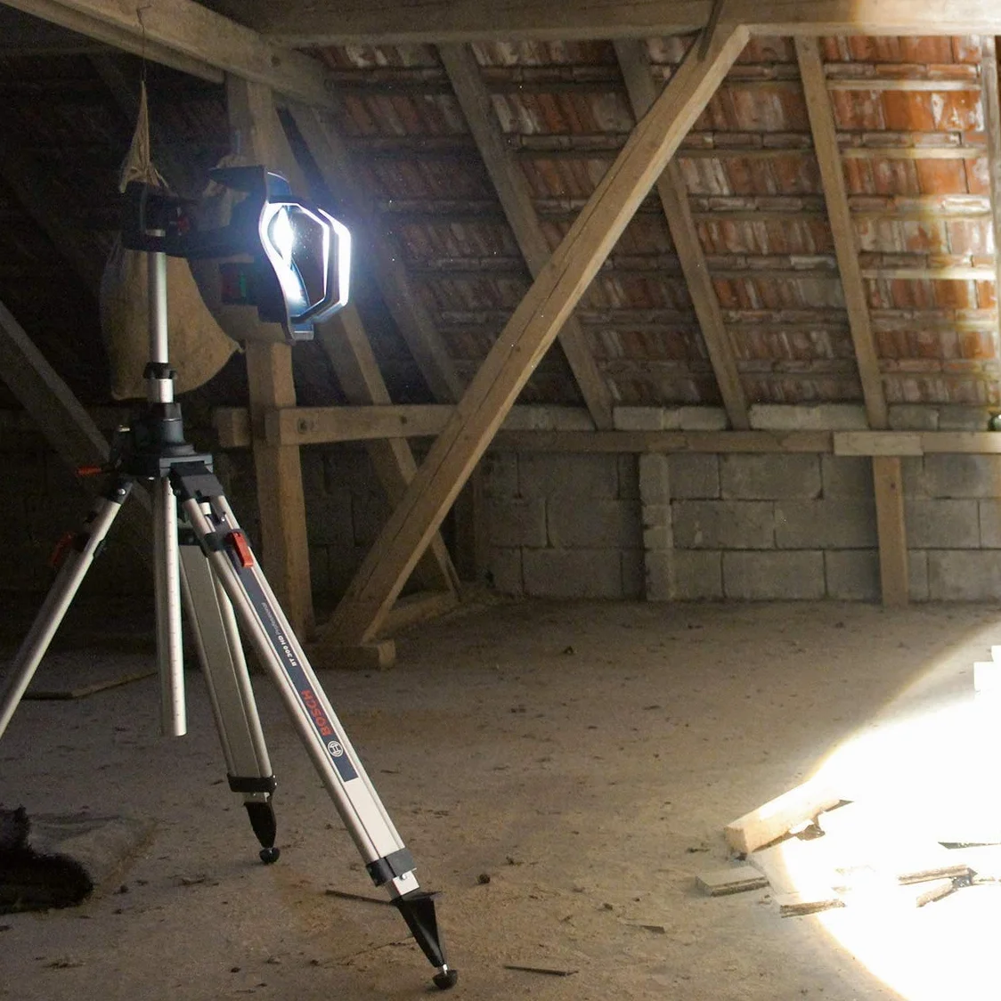 Bosch Professional system 18V: akumulatorowa lampa budowlana GLI 18V-10 000 C (strumień świetlny 10 000 lm, maksymalny czas pracy 18V 12,5 mih)