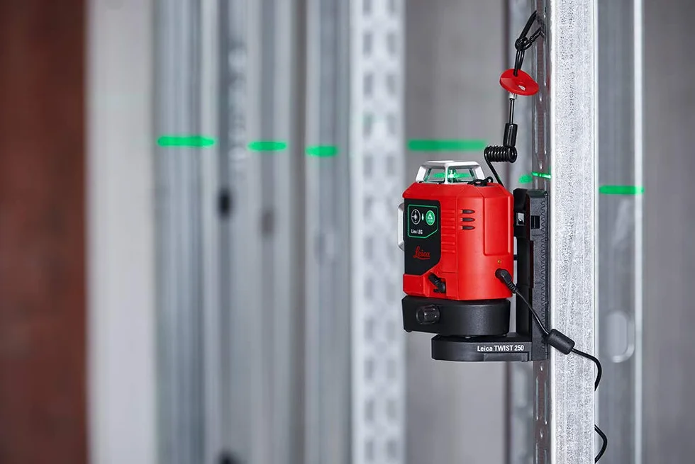 Leica Lino L6G – 3 x 360 stopni laser liniowy z akumulatorem litowo-jonowym, ładowarką, innowacyjnym adapterem magnetycznym i uchwytem ściennym w walizce (zielony laser, obszar roboczy: 35 m)