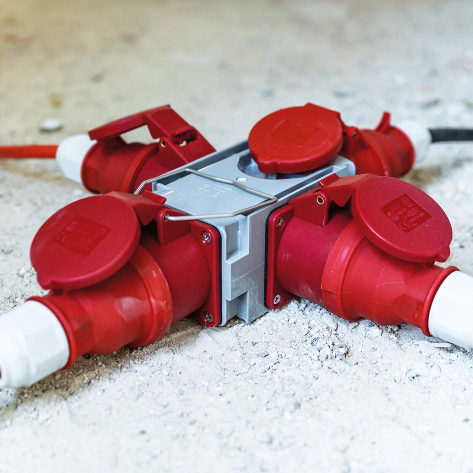 Brennenstuhl Adapter rozdzielacz prądu IP44 (1 x wtyczka CEE 400 V/16 A i 3 x gniazda CEE 400 V/16 A, do stałego użytku na zewnątrz, na placach budowy i w gospodarstwach rolnych)