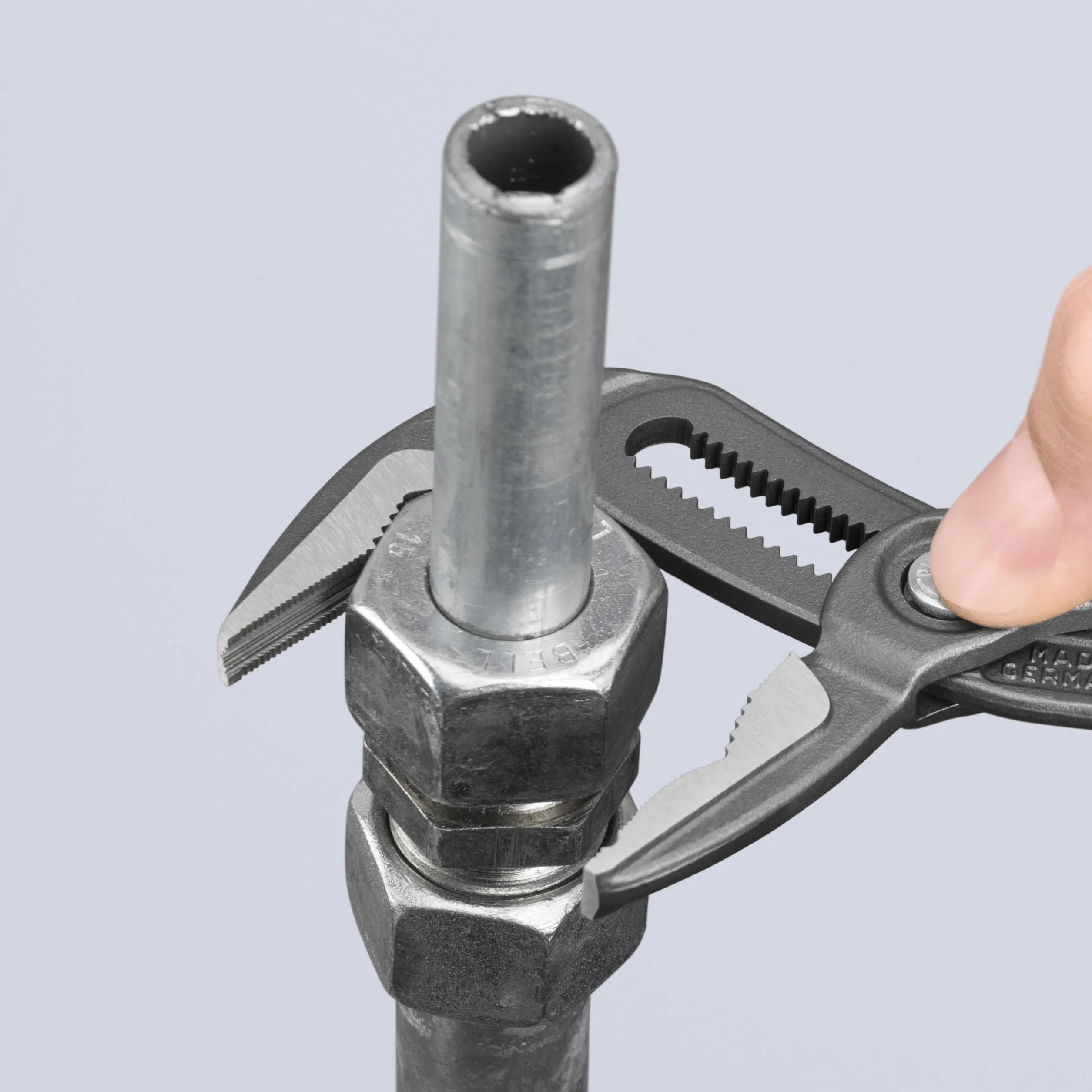 KNIPEX Cobra ES Szczypce nastawne do rur z wydłużoną szczęką w opakowaniu z zawieszką fosforanowana, szara pokryte antypoślizgowym, 87 51 180 SB