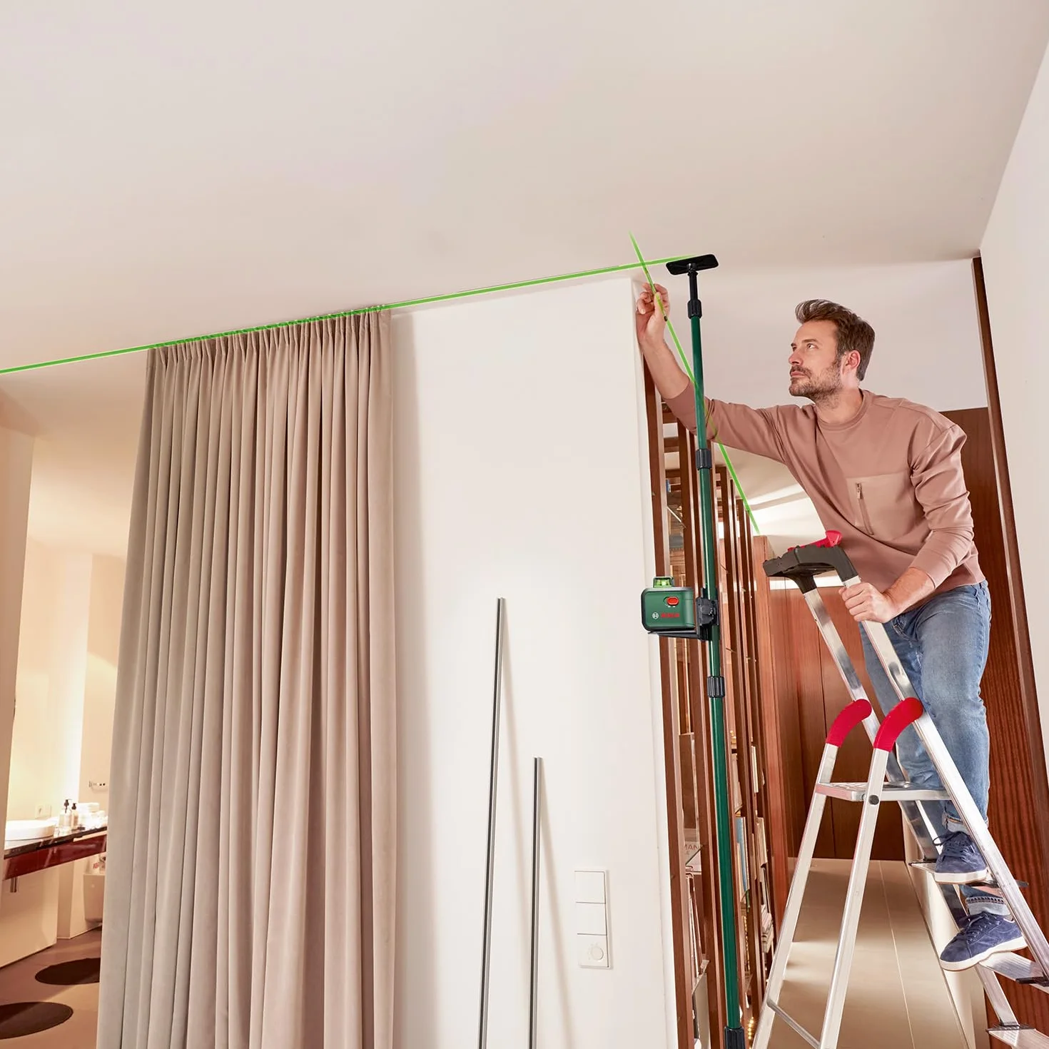 Bosch Kolumna teleskopowa TP 320 (regulacja wysokości w zakresie 106 – 320 cm umożliwia szybkie i elastyczne pozycjonowanie laserów krzyżowych, opakowanie kartonowe)