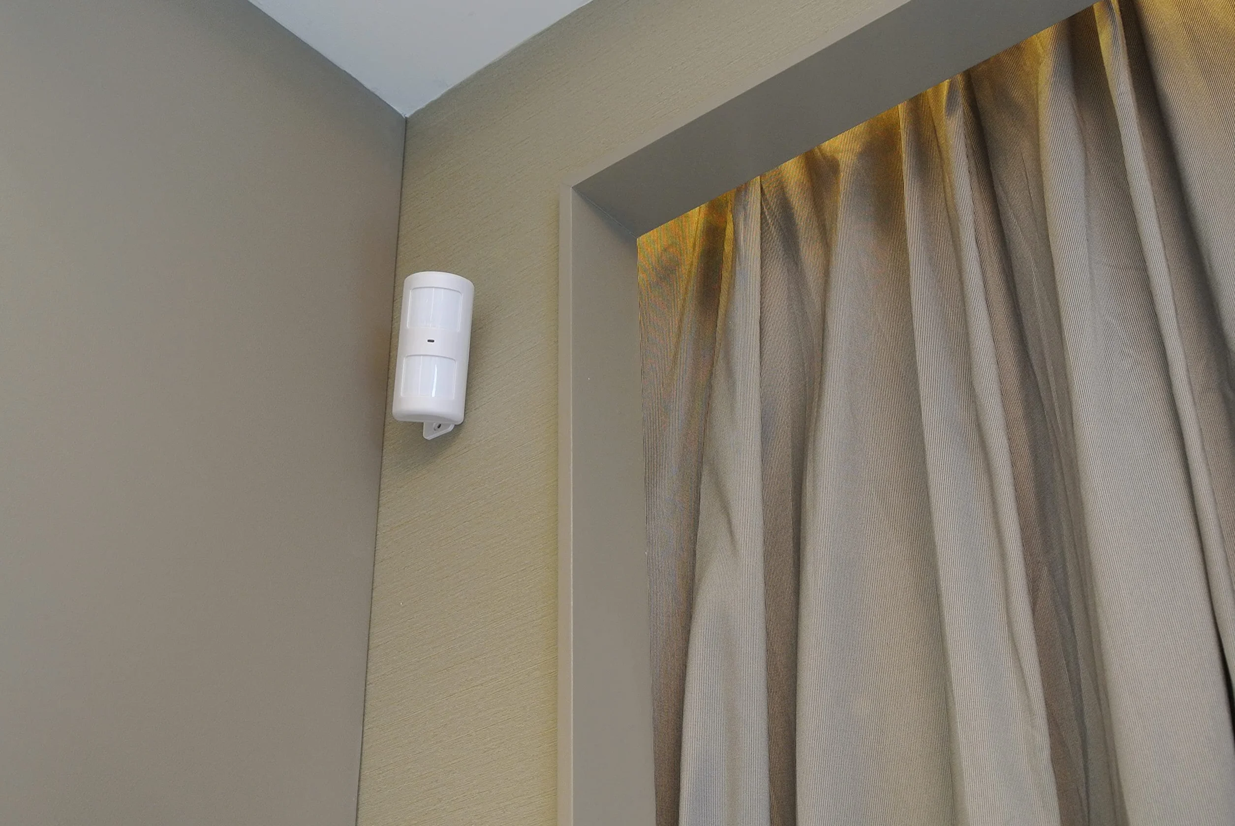 Chuango PIR-910 Bezprzewodowy czujnik ruchu w pomieszczeniach kompatybilny ze zwierzętami domowymi - czujnik systemu bezpieczeństwa - system alarmowy GSM - kąt 110° i zasięg wykrywania 8m