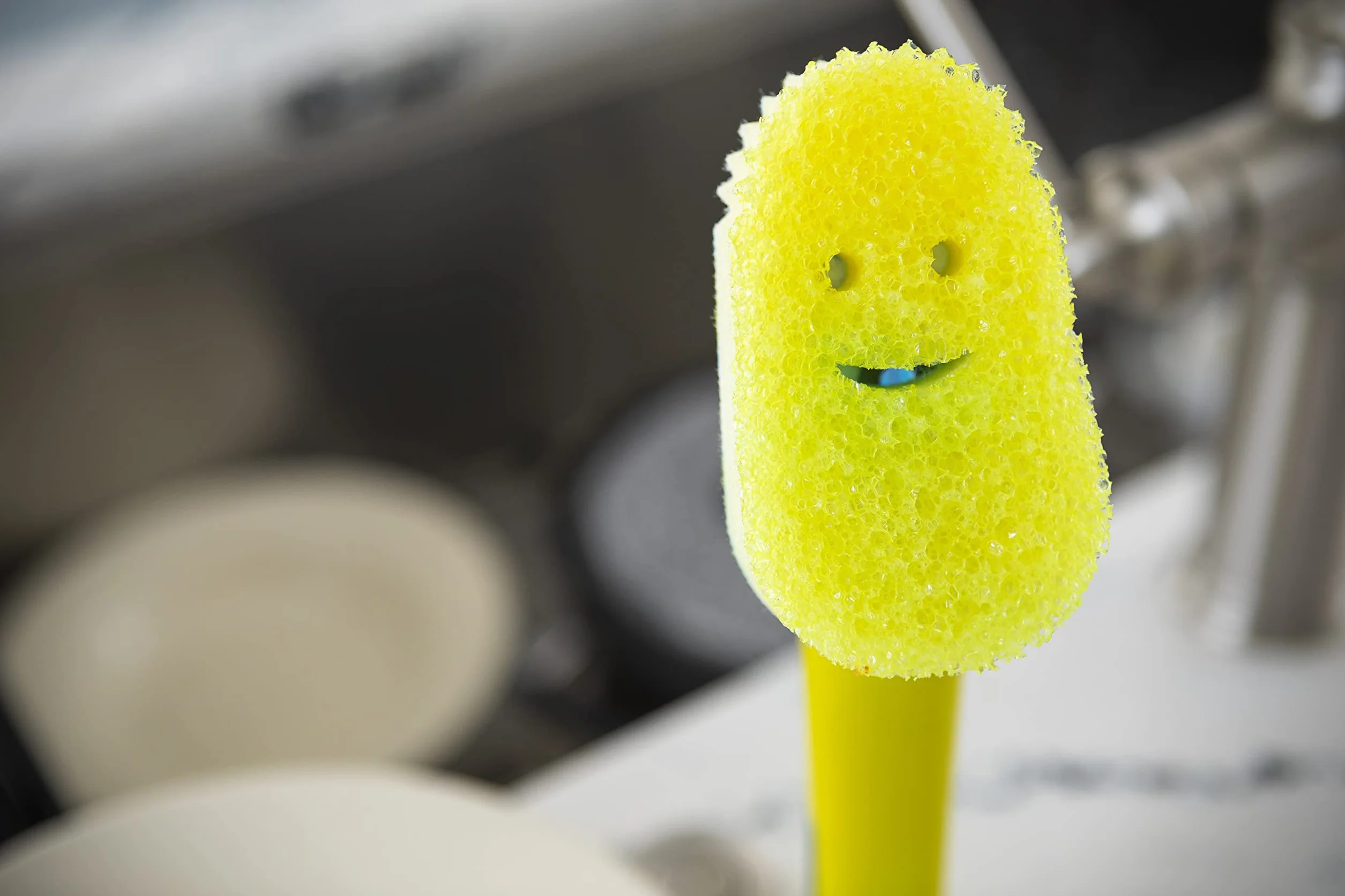 Scrub Daddy Dish Daddy - FlexTexture Skrobaczka gąbka do naczyń, wbudowany uchwyt dozownik płynu i mydła, szczotka do skrobania i zdejmowana głowica - Stoisko antywyciekowe - Niebieski