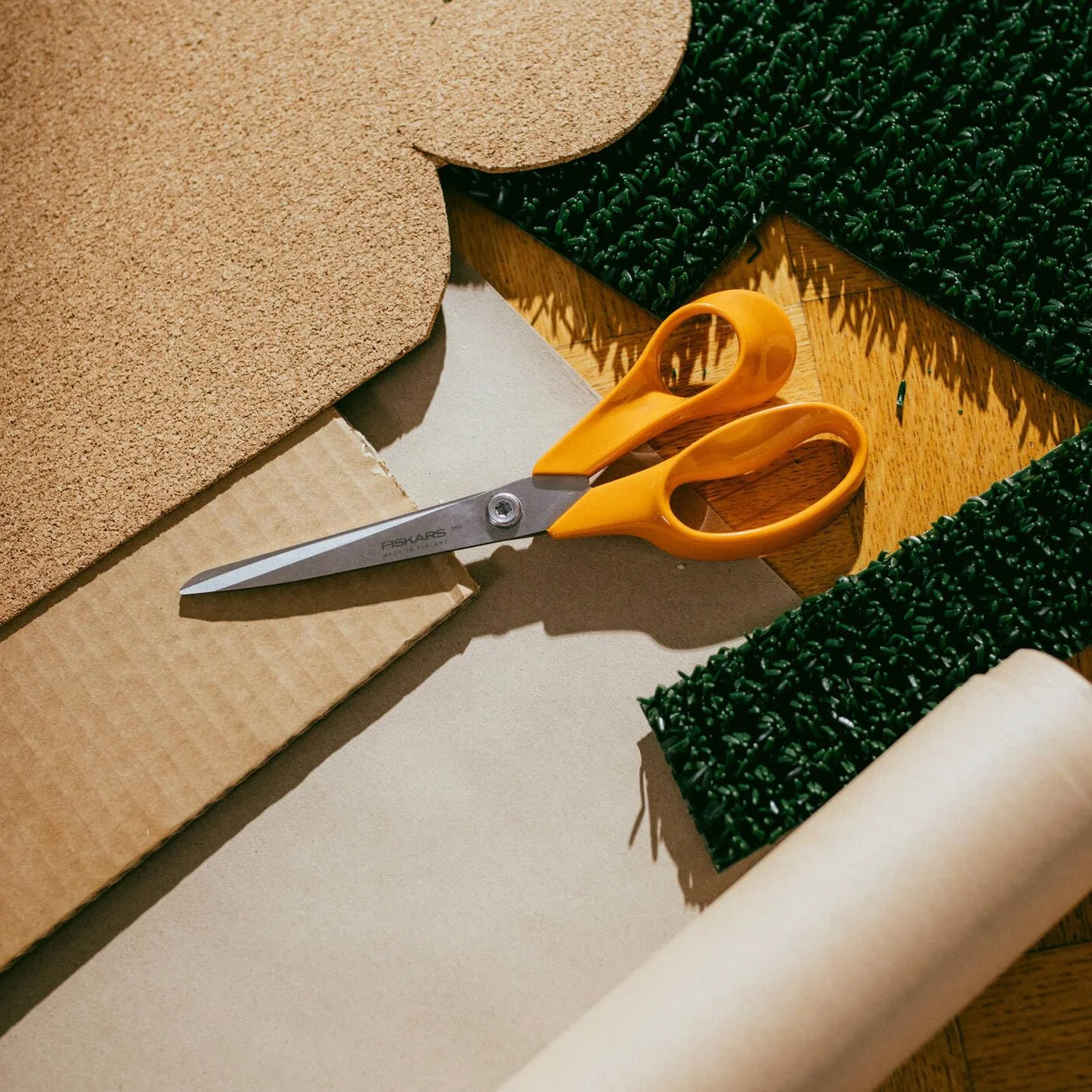 Fiskars Classic Uniwersalne nożyce dla majsterkowiczów, praworęczne, długość całkowita: 21 cm, ulepszona śruba Torx i ergonomiczny uchwyt, wysokogatunkowa stal/plastik, pomarańczowy, 1075034