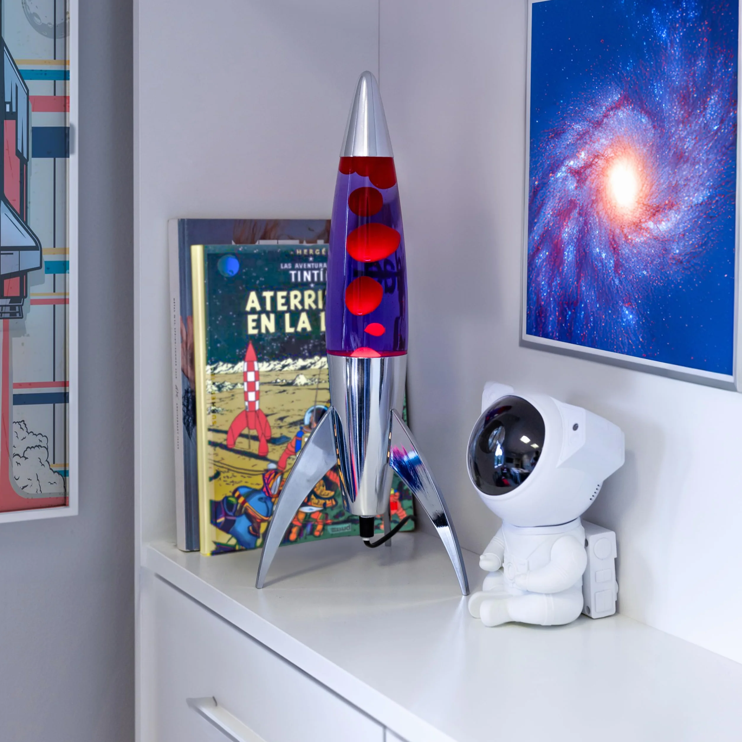 Fisura - Fioletowa lampa lava "rocket". Chromowana podstawa, fioletowy płyn i czerwona lawa. Retro lampa lava z zapasową żarówką. 20 cm x 20 cm x 45 cm.