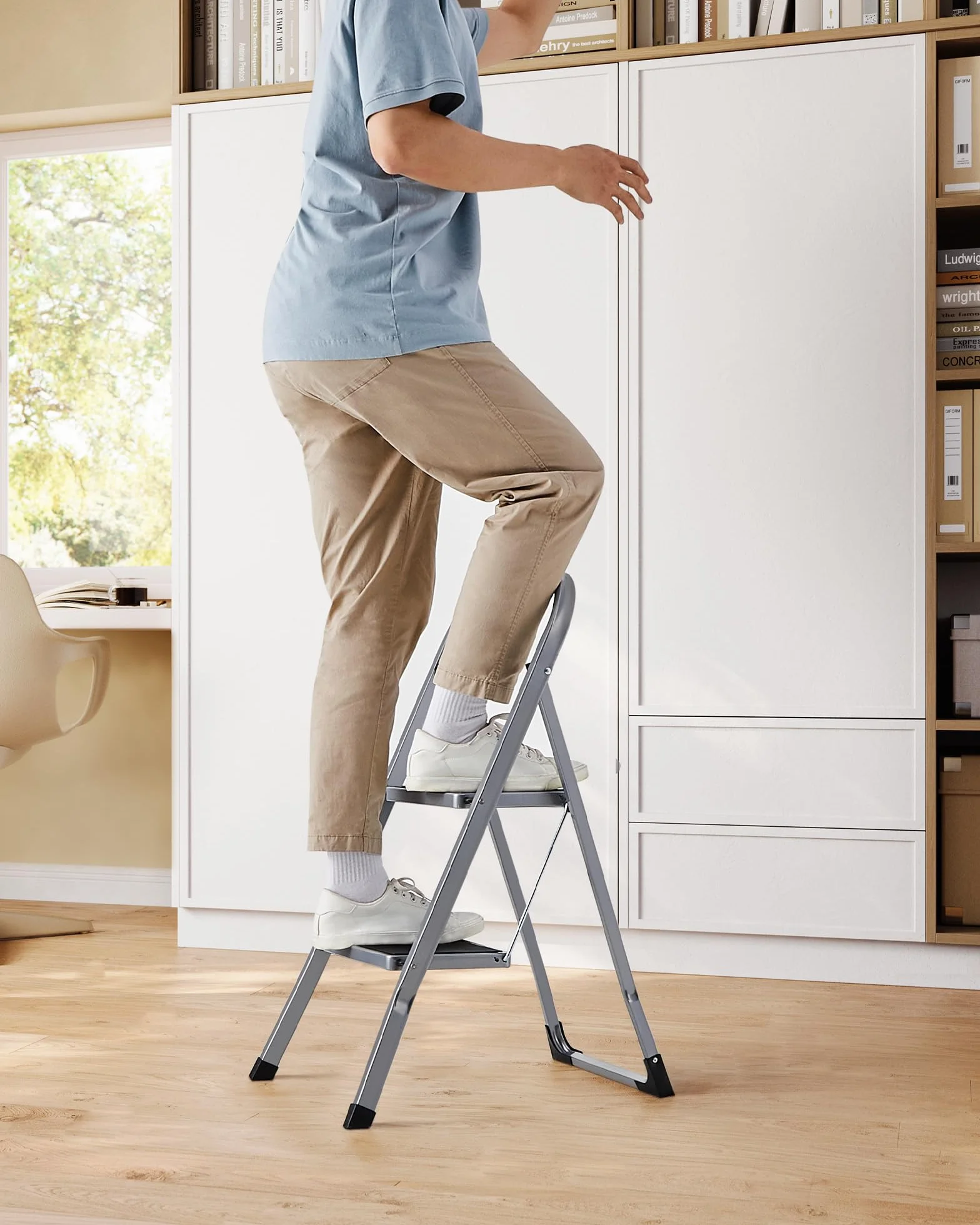 SONGMICS Drabina schodkowa, drabina z 2 stopniami, składane zabezpieczenie, łatwa do przechowywania, obciążenie do 150 kg, gołębi szary GSL012G01