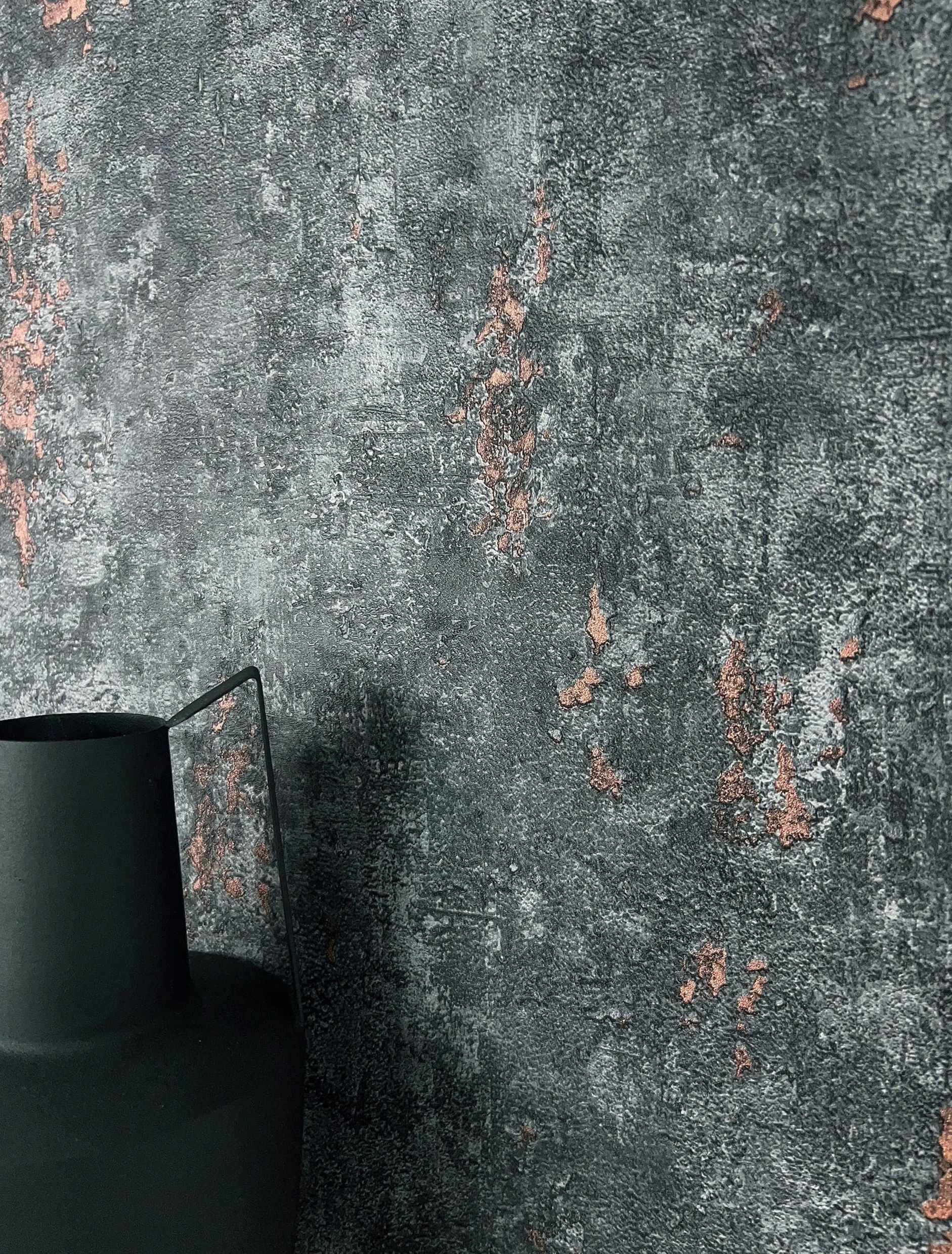 Newroom Tapeta flizelinowa szara beton miedziany do salonu | surowy beton z miedziano-pomarańczowymi drobinami, mieniący się metaliczny połysk, tapeta industrialna, do salonu