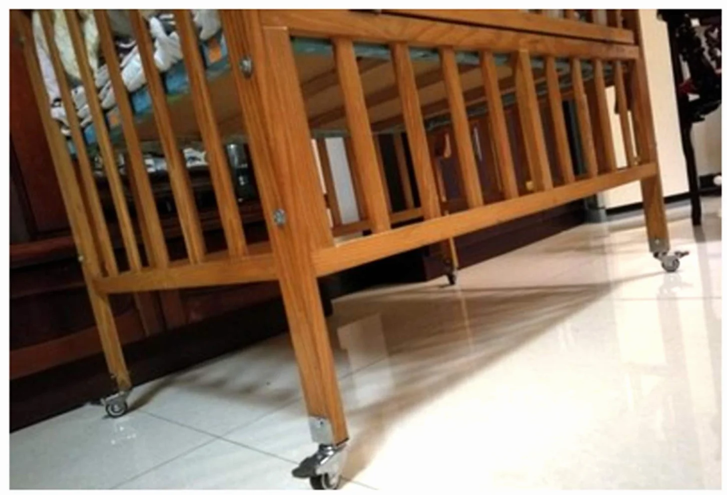 Kółka do łóżeczka dziecięcego (zestaw 4 sztuk), 25 mm, skrętne, z hamulcami i łożyskami kulkowymi, nośność 65 kg, uchwyt w kształcie litery L, cicha konstrukcja, śruby w zestawie do Instal
