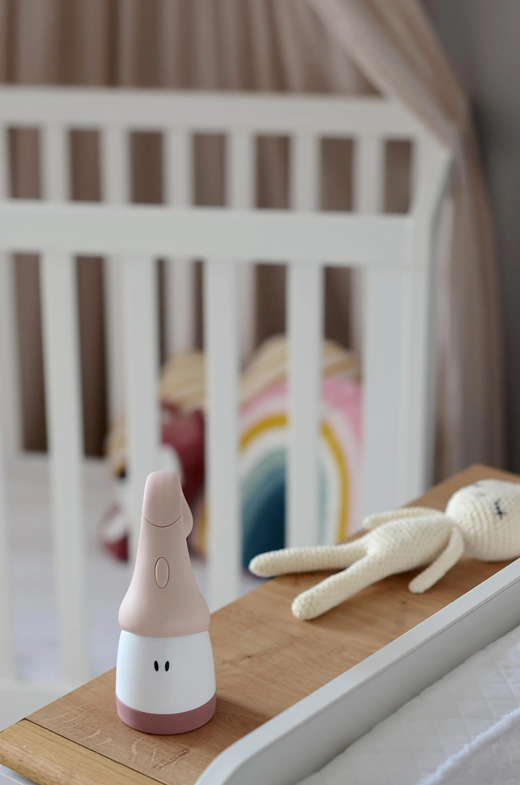 BÉABA, Lampka nocna dla dzieci/niemowlęcia, przenośna bezprzewodowa, Ewolucyjna w Latarkę, miękkie światło, ergonomiczna konstrukcja: Przyczepia się do uchwytów, łóżko z drążkiem, Długa żywotność baterii 90 godzin, Latarka Pixie, różowa drażetka