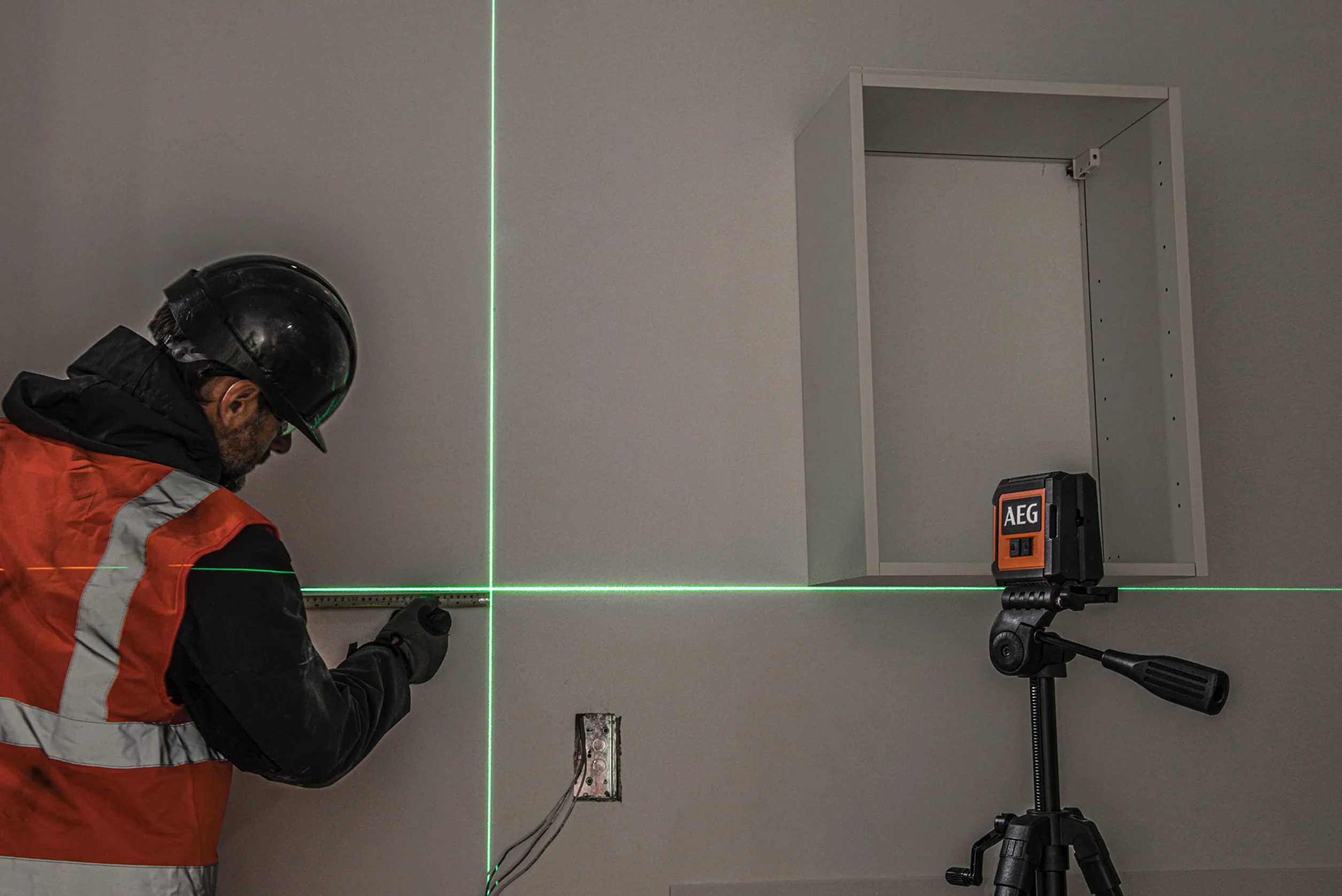 AEG Zielony Laser Krzyżowy, CLG220-B, Zasięg 20 m, Laser Zielony, 2 Linie, Zestaw Zawiera Pokrowiec, 2 Baterie AA, Uchwyt Magnetyczny, Pasek na Rzepy