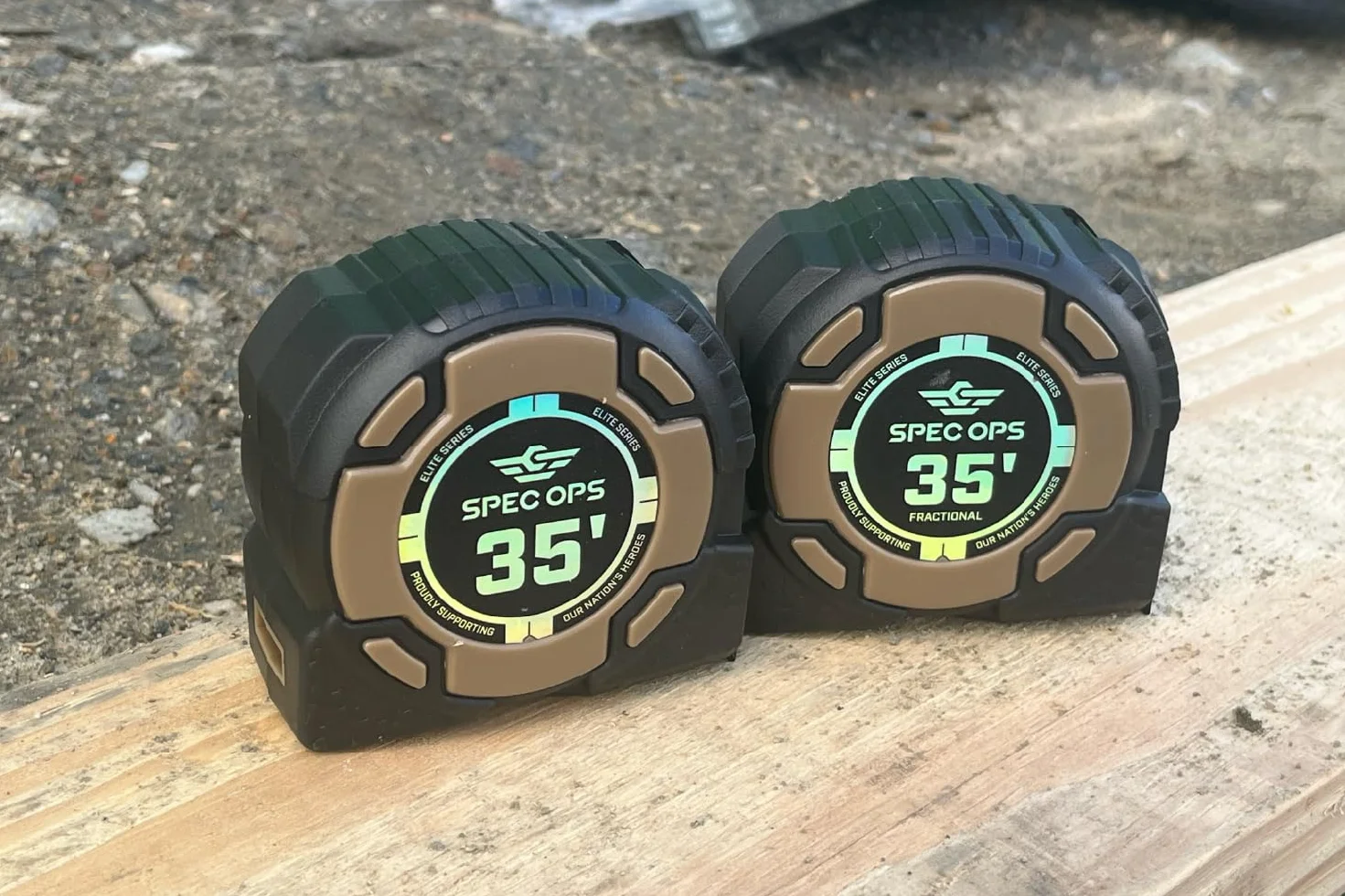 Spec Ops Tools Taśma magnetyczna z serii Elite, dwustronne ostrze 3,6 cm, zawiera oznaczenia ułamkowe, 30 m wyróżniających się, obudowa kompozytowa klasy wojskowej, 3% przekazane weteranom