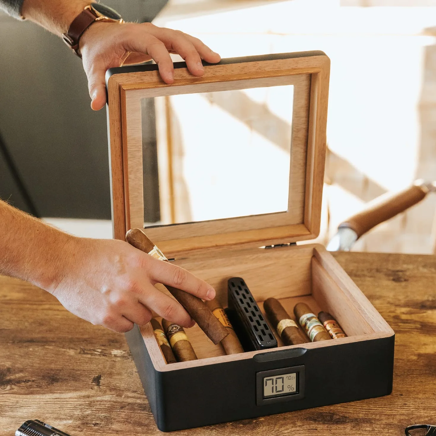 CASE ELEGANCE MAG Humidor, szklany blat z uszczelką magnetyczną, do przechowywania 20-30 cygar, czarny matowy z niestandardowym polerowanym czarnym sprzętem, higrometr cyfrowy, cedr hiszpański, nowy