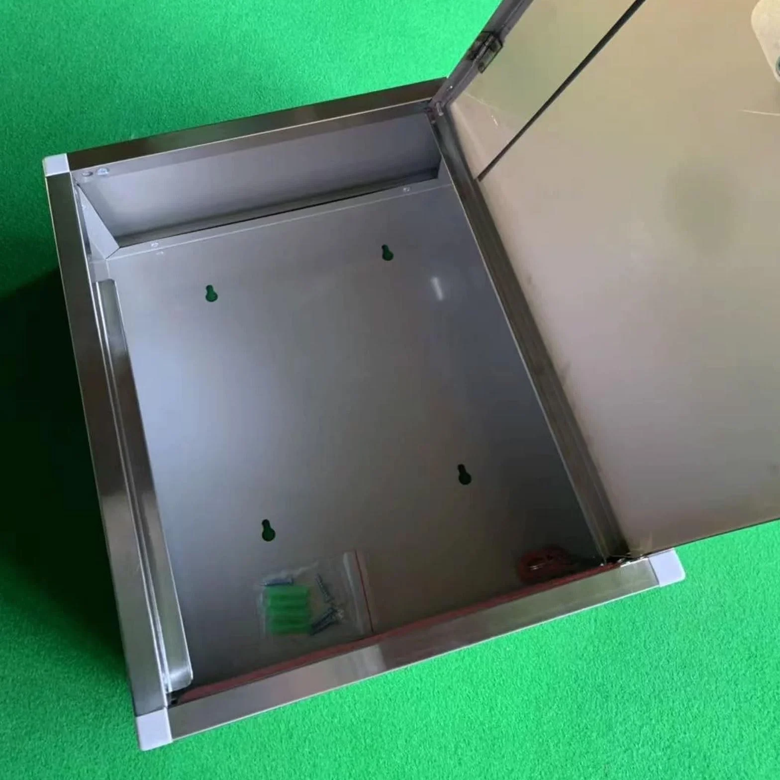 Metalowa skrzynia narzędziowa do montażu na ścianie, organizer ze stali nierdzewnej do warsztatu, kuchni, garażu, trwały i stylowy design, oszczędność miejsca na narzędzia i materiały eksploatacyjne