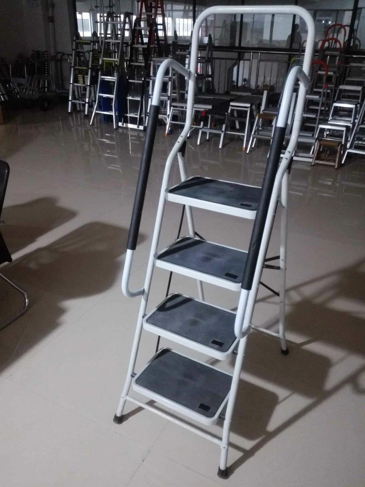 Komfortowa drabina ze stali, 4 stopnie z poręczą, wysoki uchwyt zabezpieczający, nóżki z podeszwami Soft-Grip, obciążenie do 150 kg, certyfikat TÜV Süd