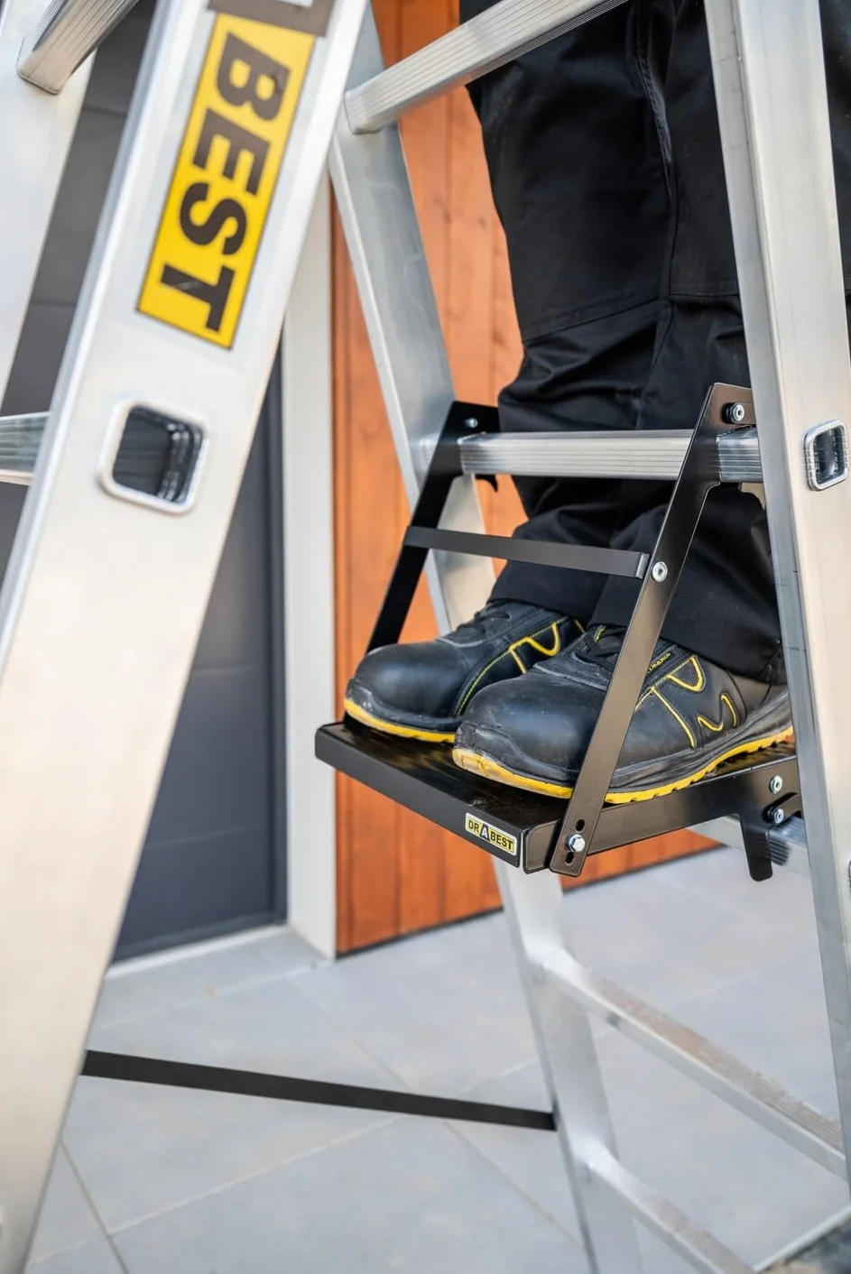 DRABEST – Uniwersalny Stalowy Podest do Drabiny z Powłoką Antypoślizgową i Zabezpieczeniami – Platforma Robocza/Półka na Narzędzia – Wytrzymałość do 150 kg